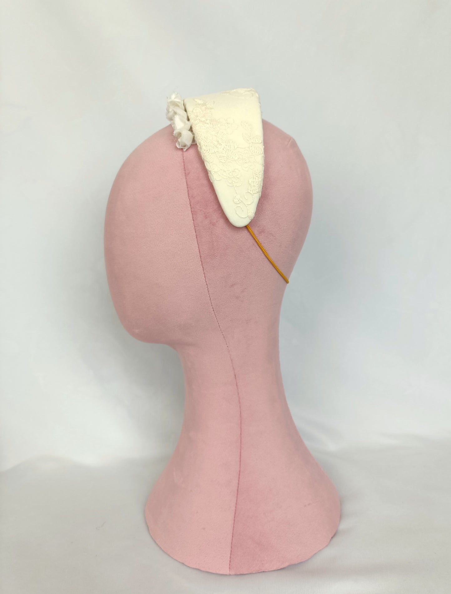 Tocado romántico de novia con rositas de seda y encaje.