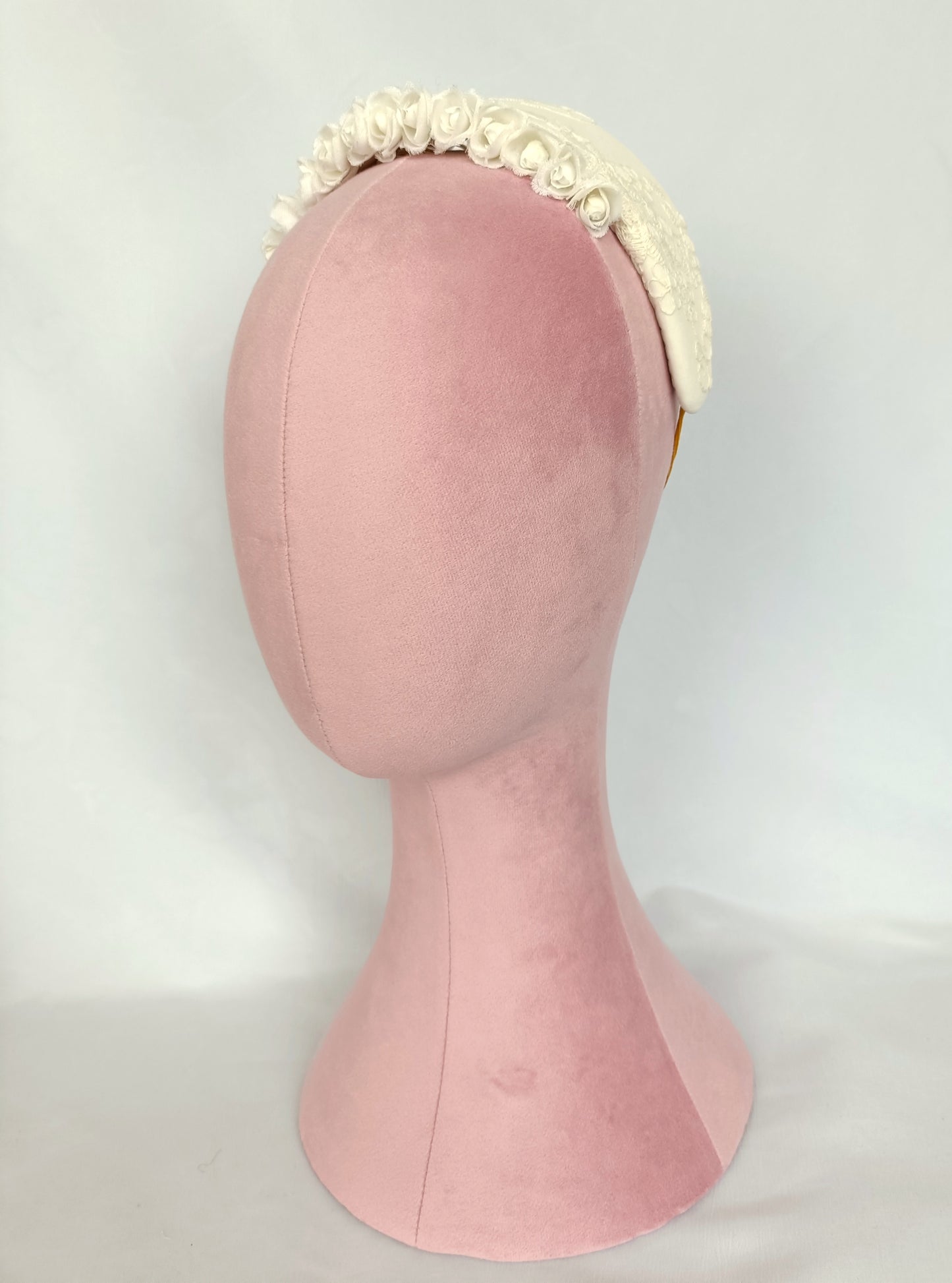 Tocado romántico de novia con rositas de seda y encaje.