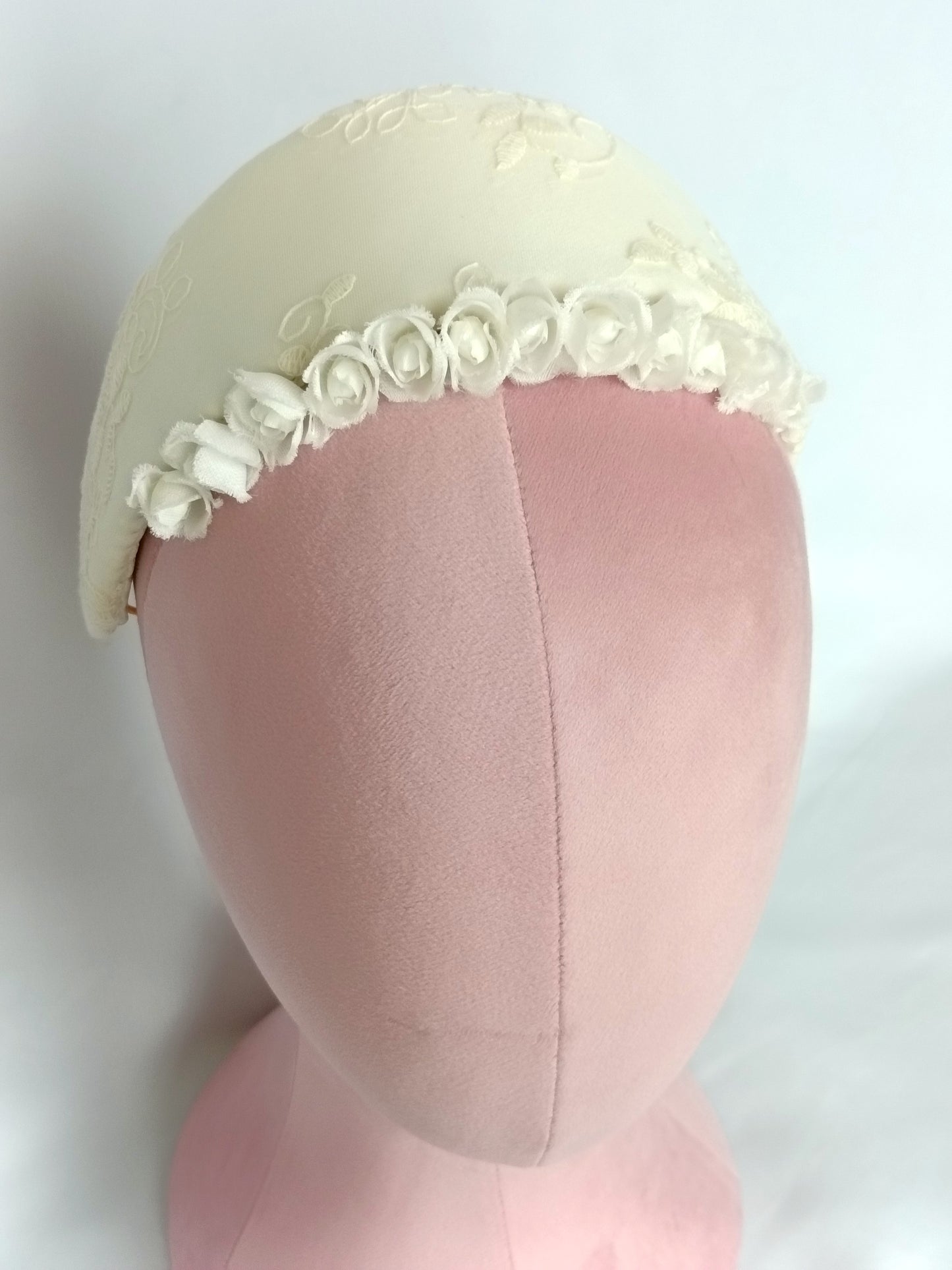 Tocado romántico de novia con rositas de seda y encaje.