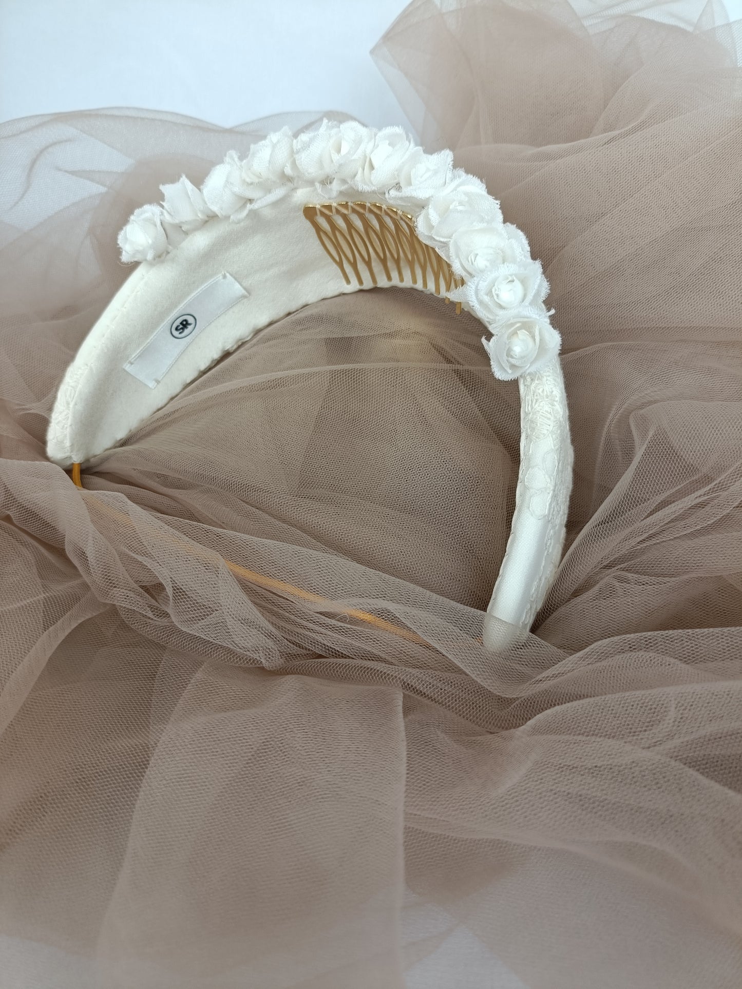 Tocado romántico de novia con rositas de seda y encaje.