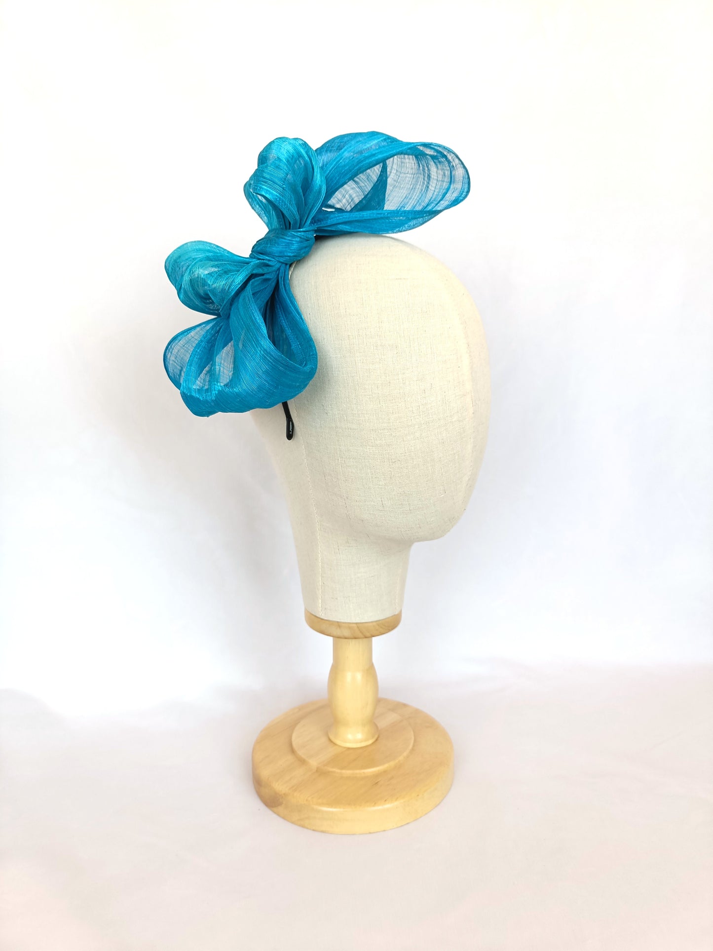 Diadema lazo azul grande elegante para invitada de boda, tocado sofisticado mujer, ideal eventos formales y celebraciones.