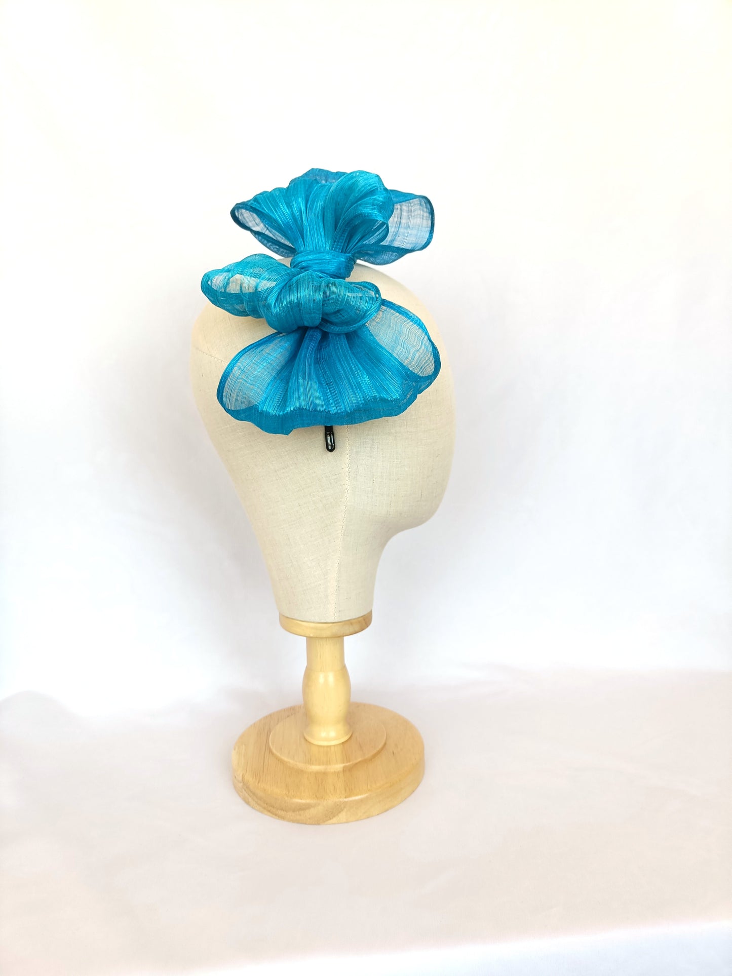 Diadema lazo azul grande elegante para invitada de boda, tocado sofisticado mujer, ideal eventos formales y celebraciones.