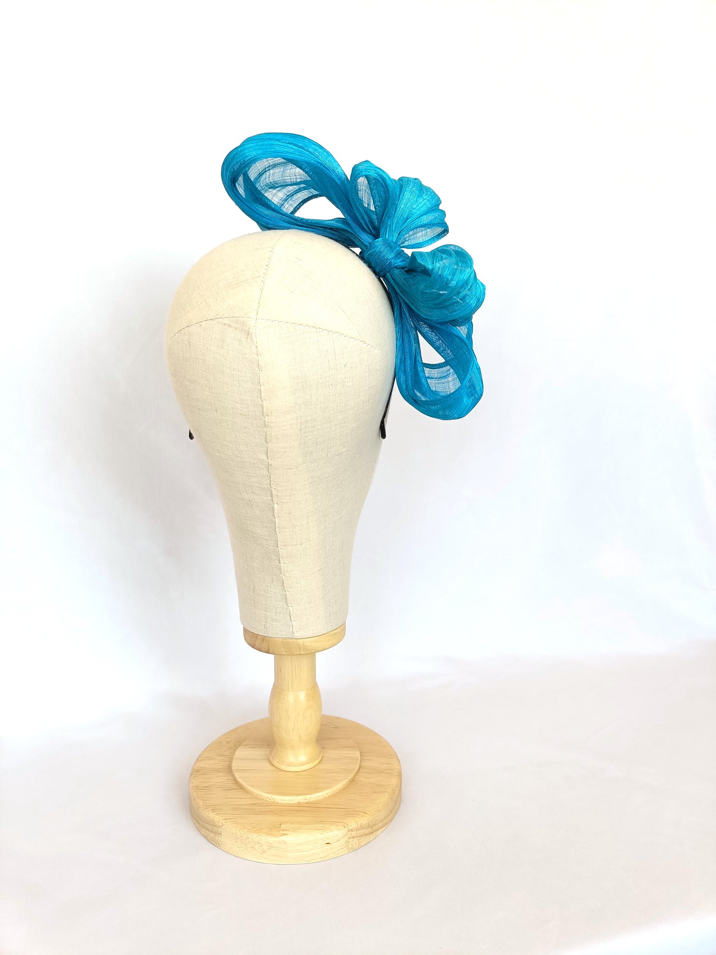 Diadema lazo azul grande elegante para invitada de boda, tocado sofisticado mujer, ideal eventos formales y celebraciones.