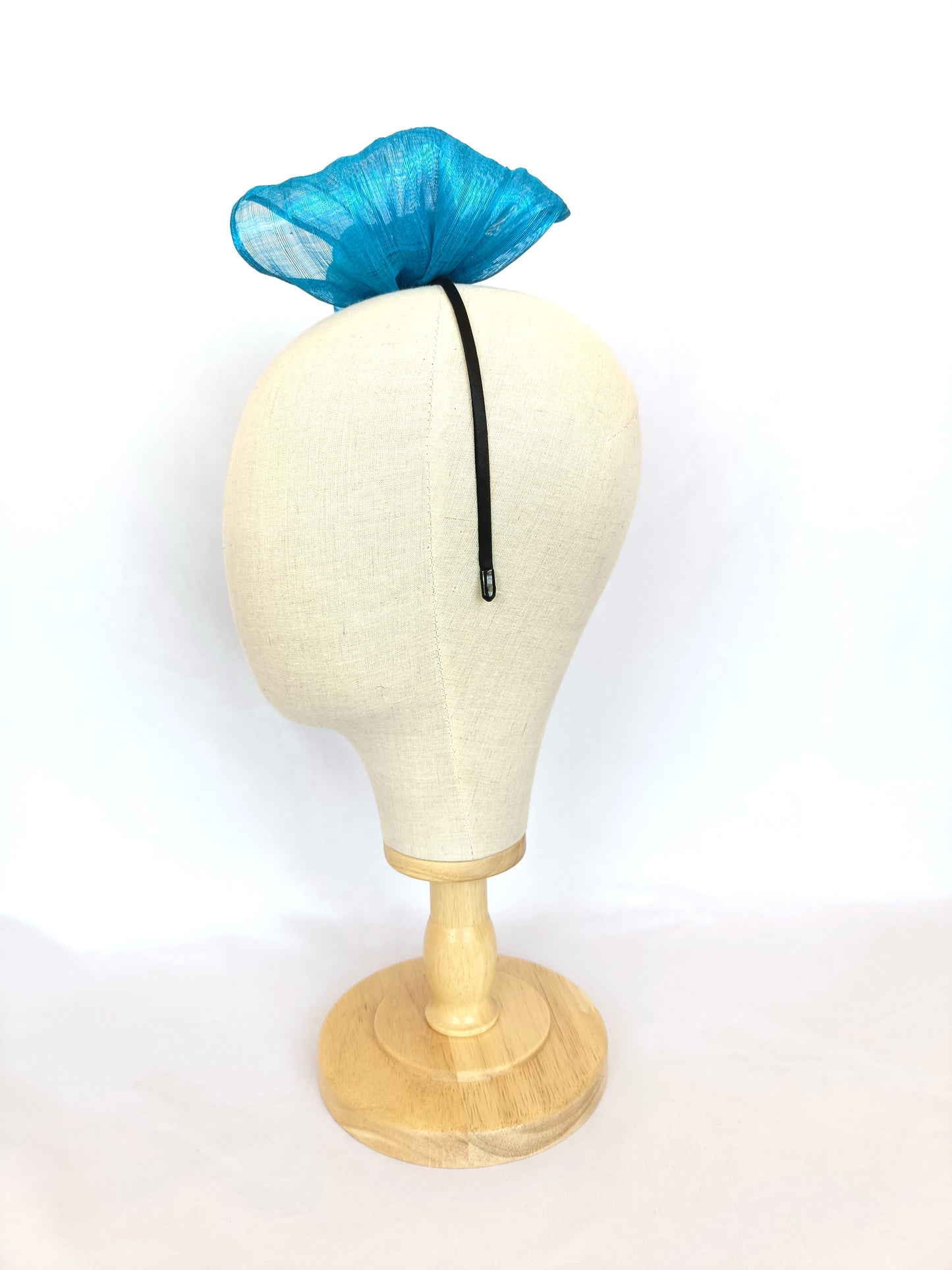 Diadema lazo azul grande elegante para invitada de boda, tocado sofisticado mujer, ideal eventos formales y celebraciones.
