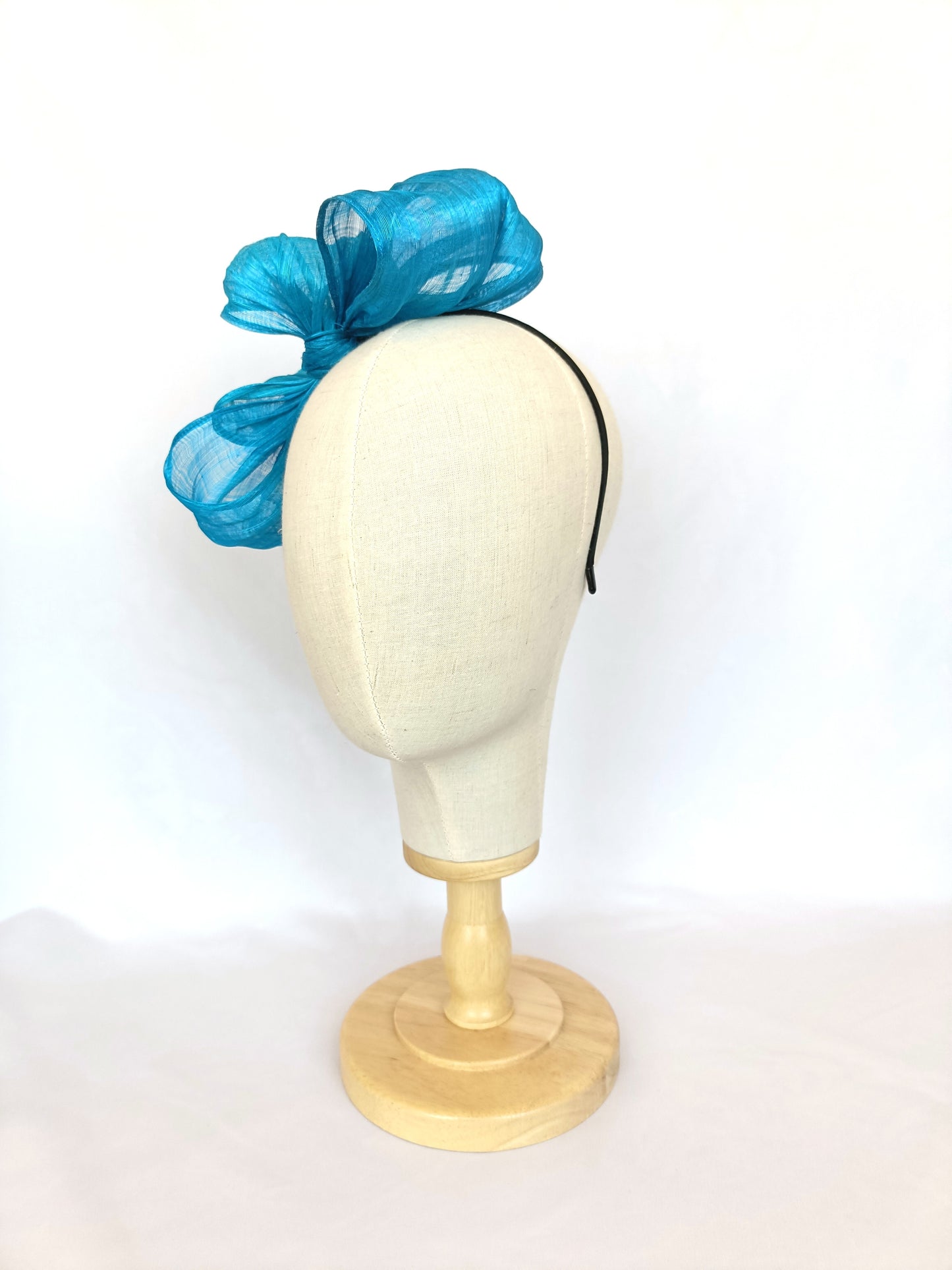 Diadema lazo azul grande elegante para invitada de boda, tocado sofisticado mujer, ideal eventos formales y celebraciones.