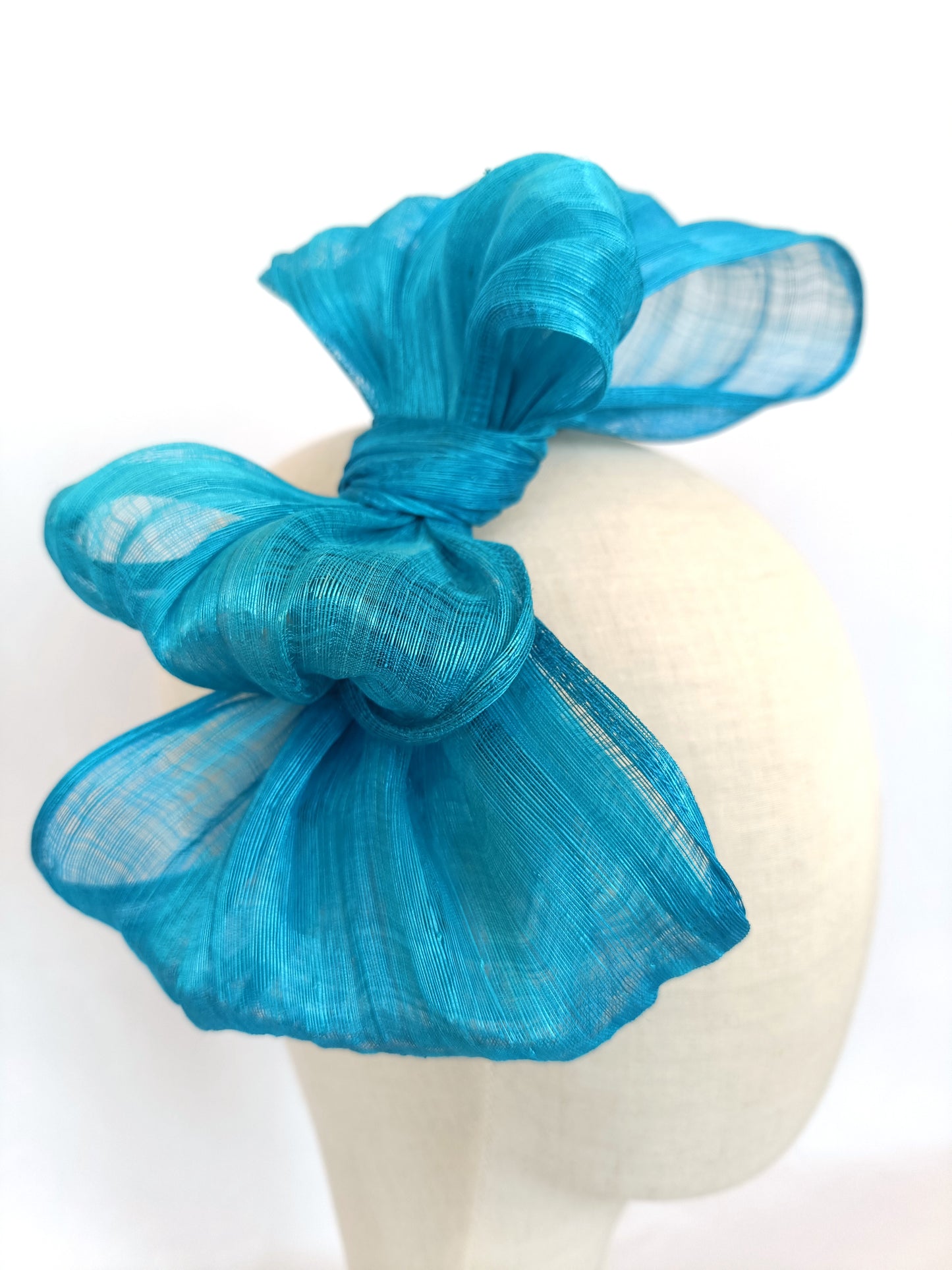Diadema lazo azul grande elegante para invitada de boda, tocado sofisticado mujer, ideal eventos formales y celebraciones.