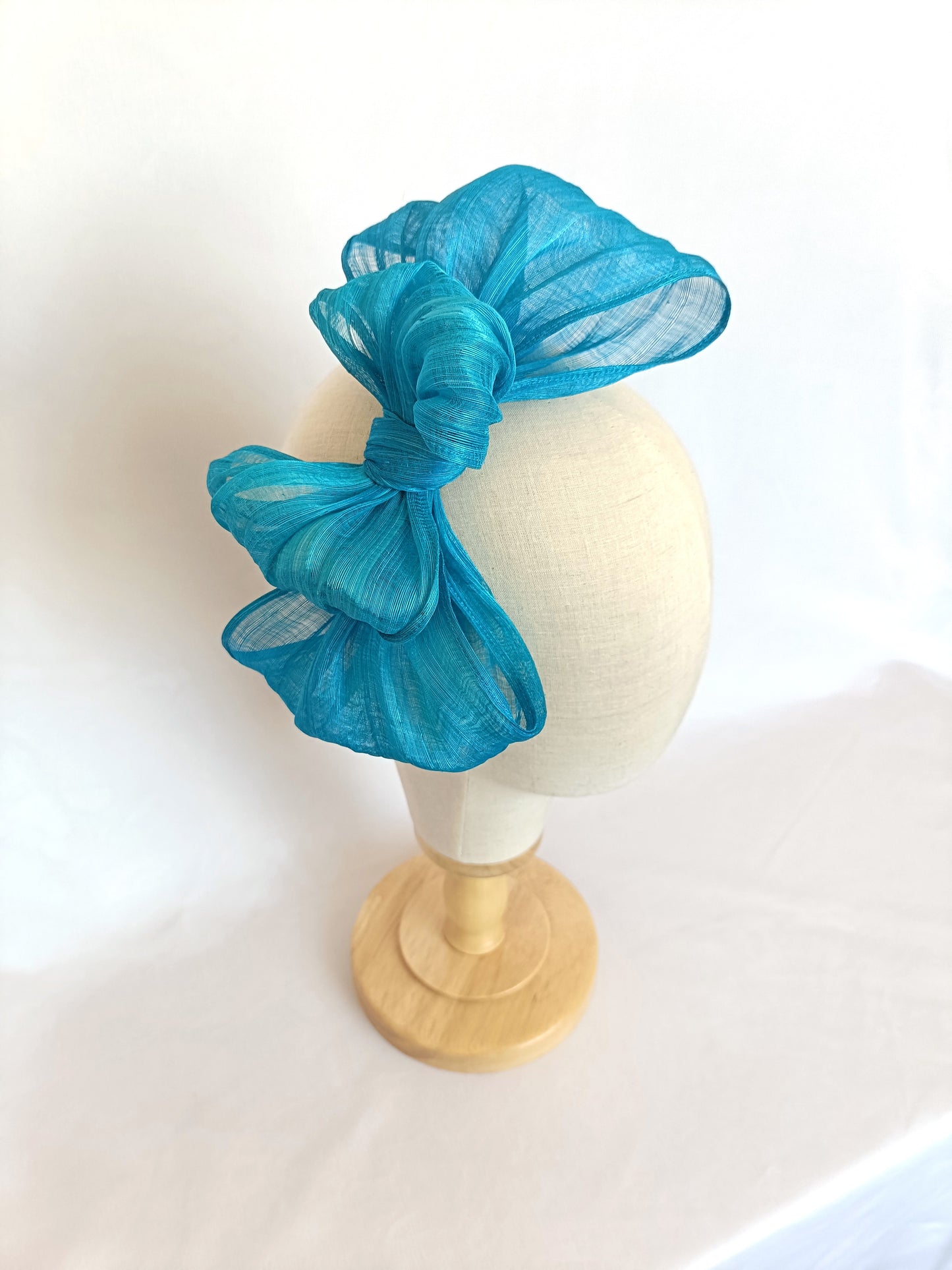 Diadema lazo azul grande elegante para invitada de boda, tocado sofisticado mujer, ideal eventos formales y celebraciones.