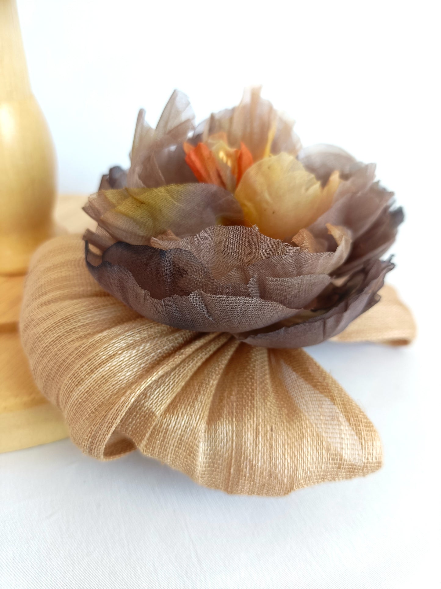 Lazon para recogido con flor en tonos marrones y anaranjados para fiesta.