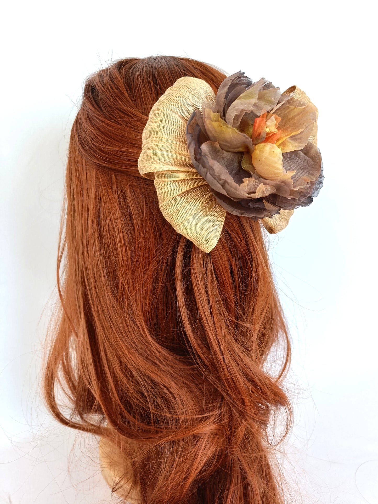 Lazon para recogido con flor en tonos marrones y anaranjados para fiesta.