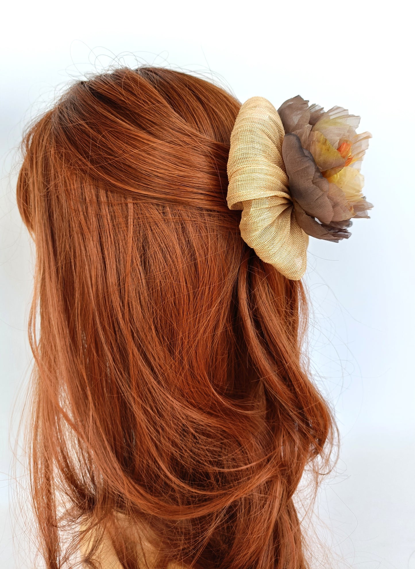 Lazon para recogido con flor en tonos marrones y anaranjados para fiesta.