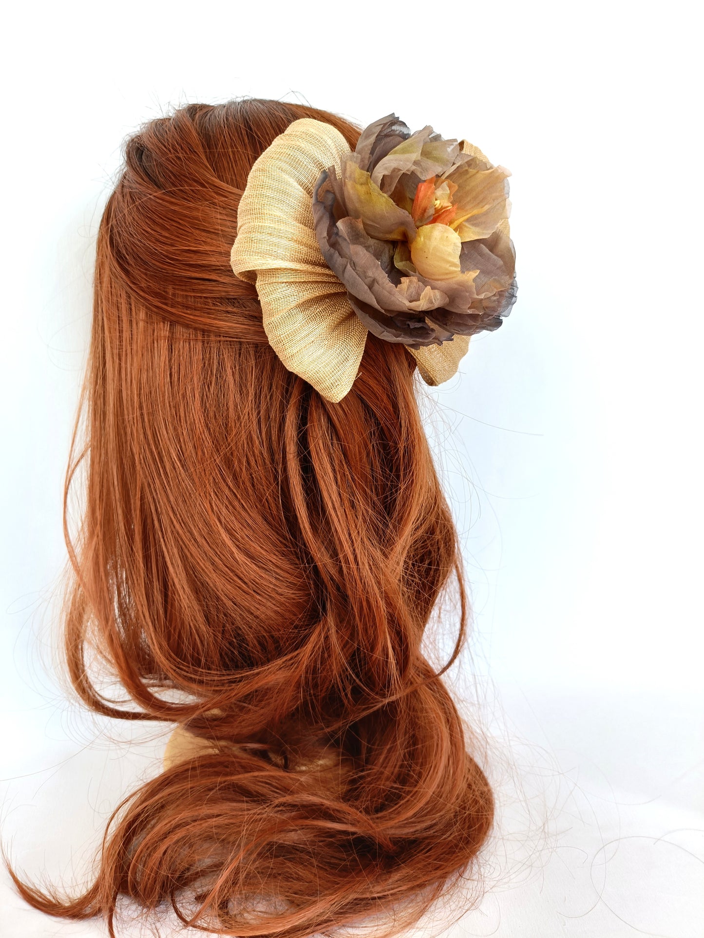 Lazon para recogido con flor en tonos marrones y anaranjados para fiesta.