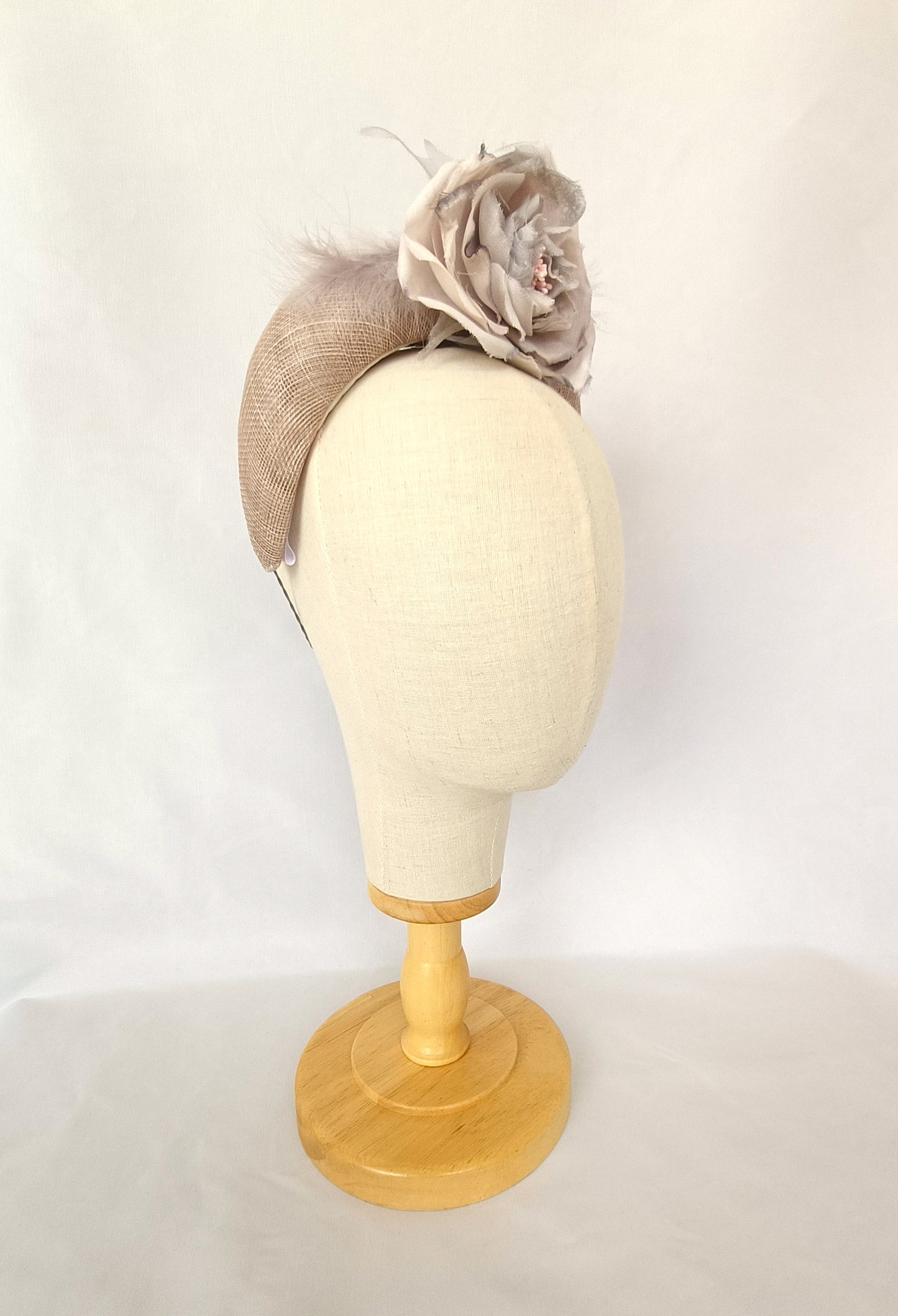 Diadema de fiesta gris con flor grande, Tocado elegante gris y rosa de tela para invitada, Diadema gris para boda.