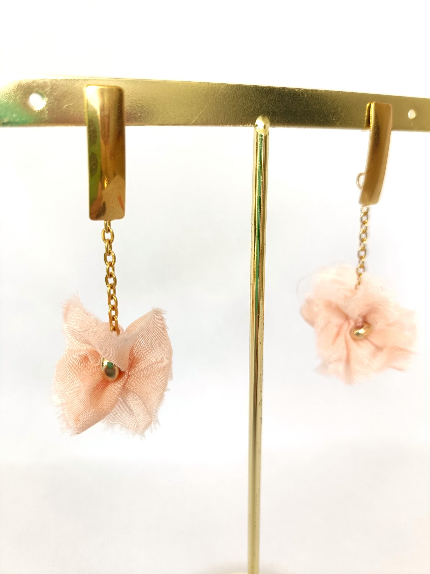 Pendientes elegantes color salmón clarito.