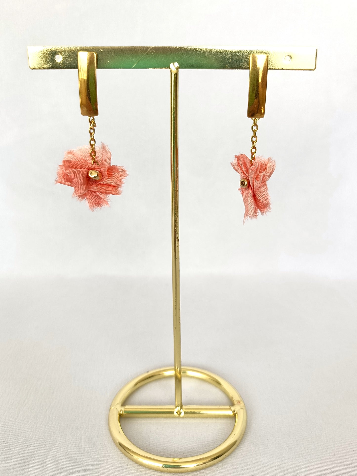 Pendientes elegantes de seda color salmón rosado.