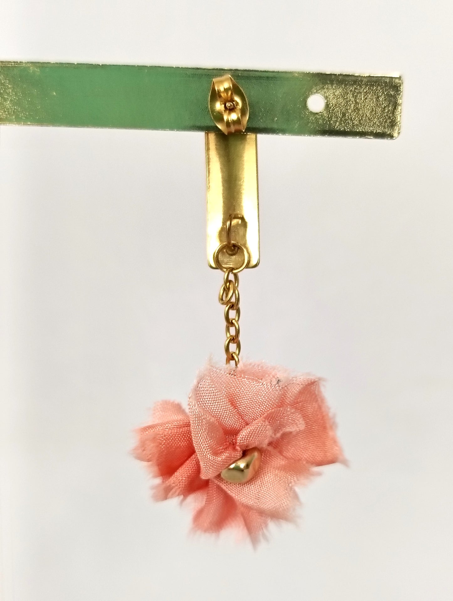 Pendientes elegantes de seda color salmón rosado.