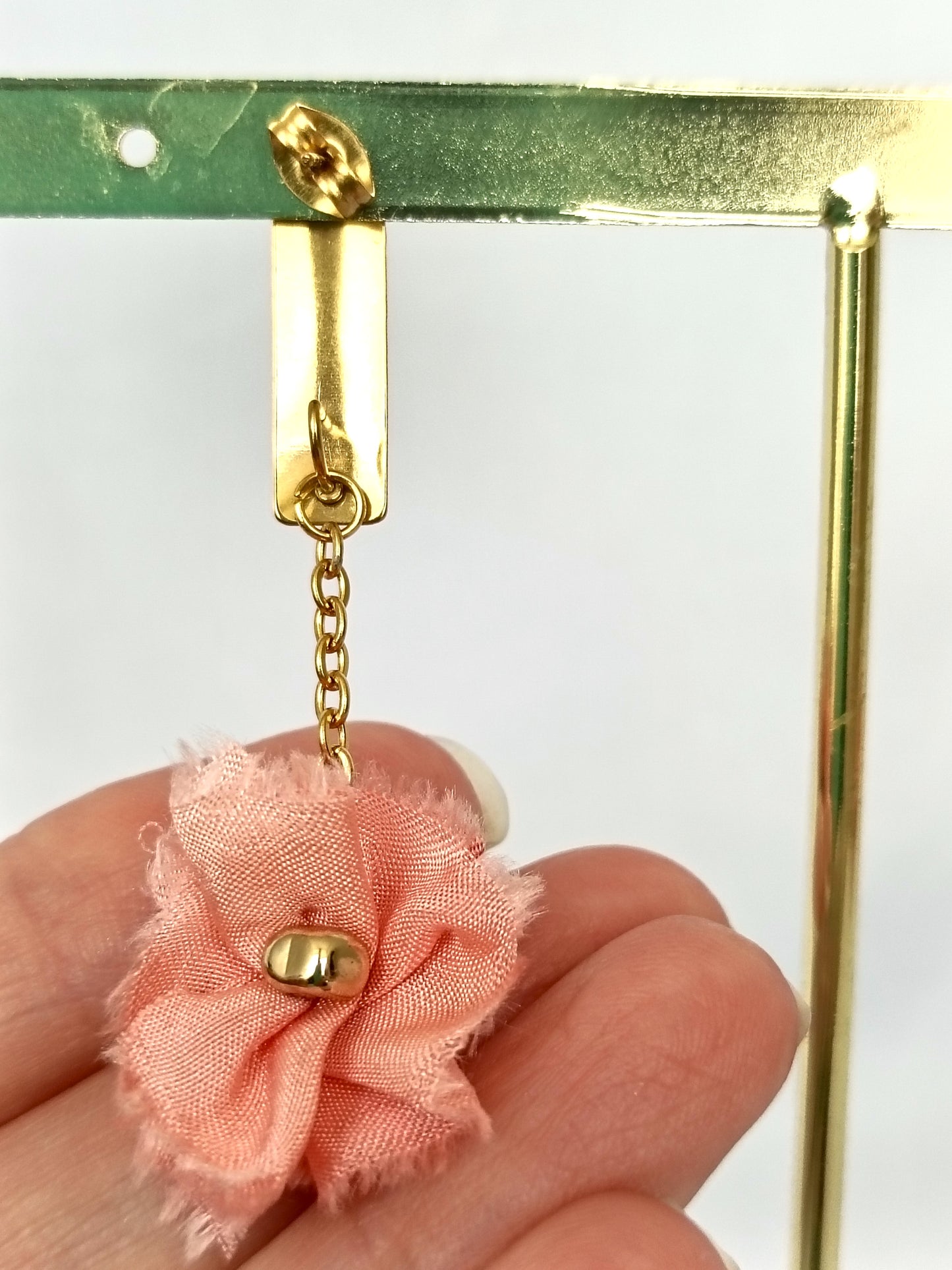 Pendientes elegantes de seda color salmón rosado.