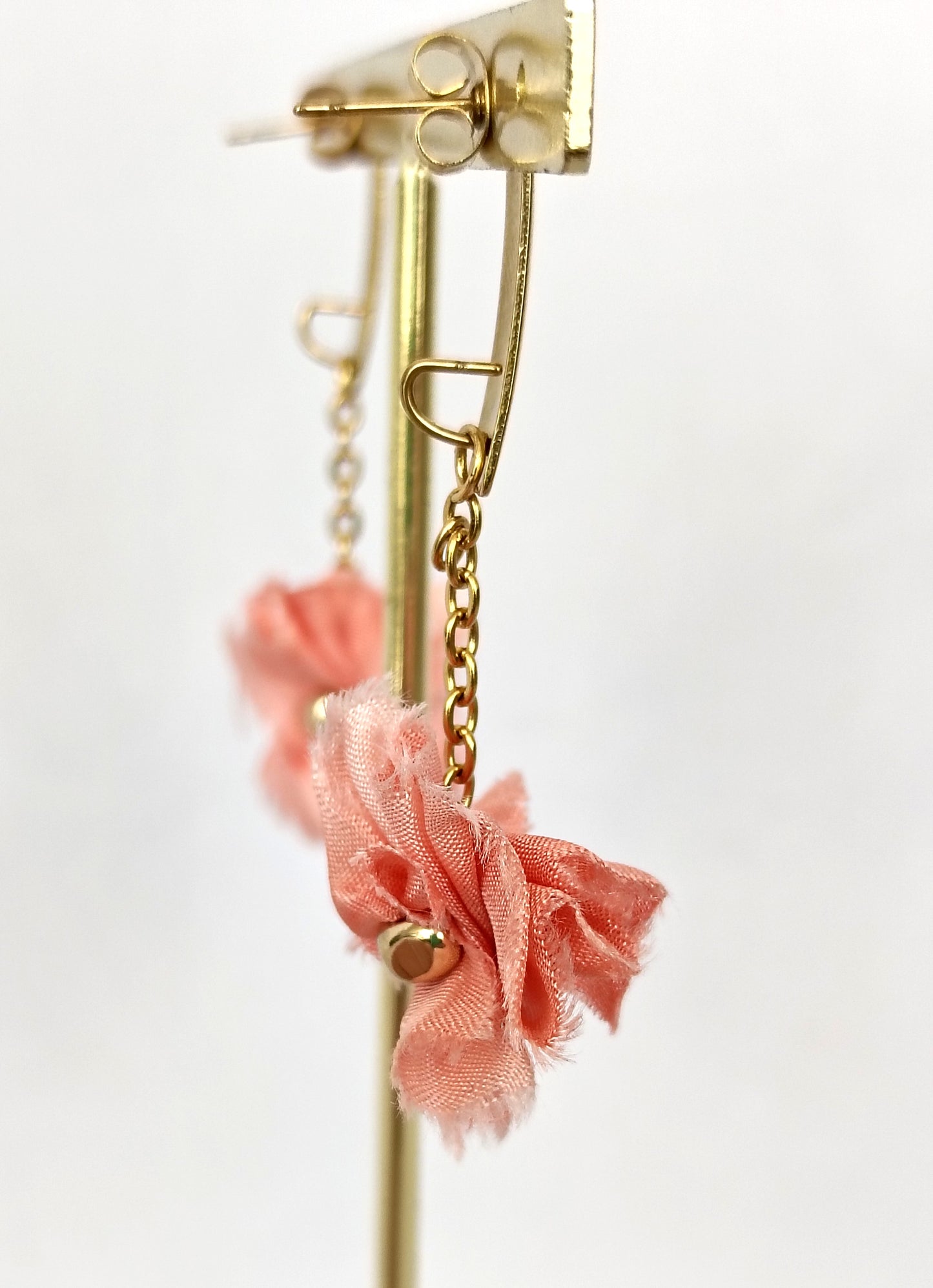 Pendientes elegantes de seda color salmón rosado.