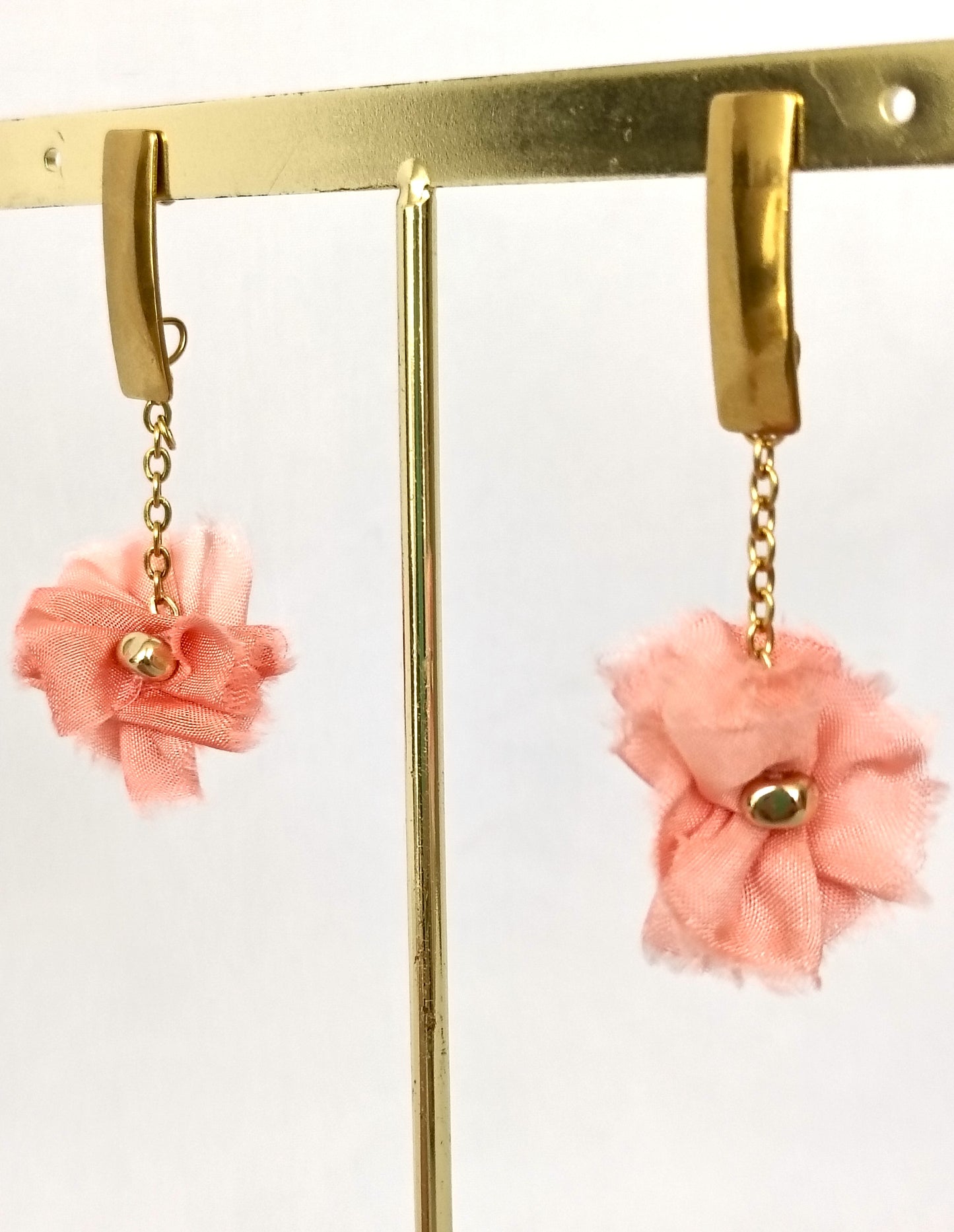 Pendientes elegantes de seda color salmón rosado.