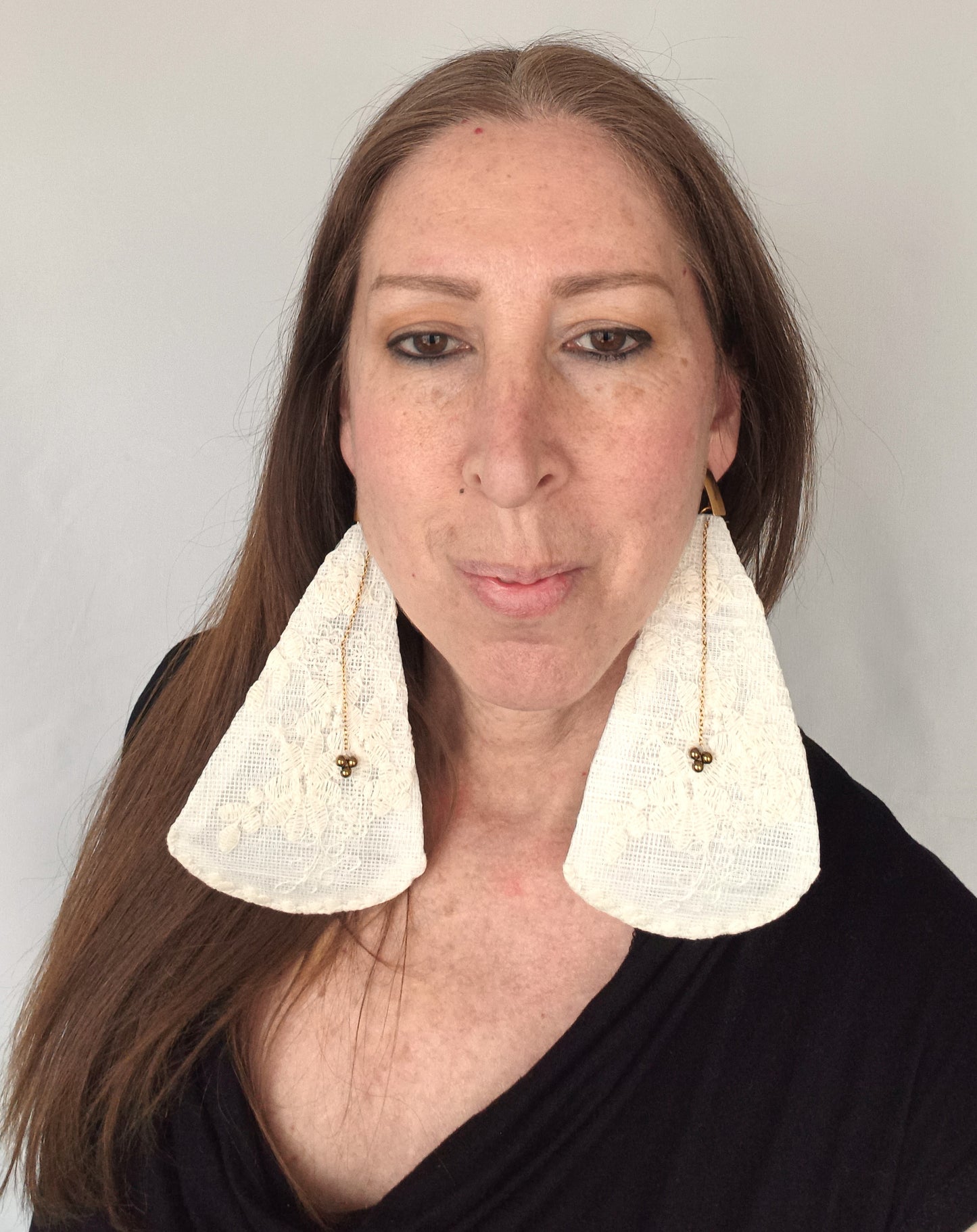 Pendientes de encaje marfil extragrandes, estilo boho ultrafemenino.