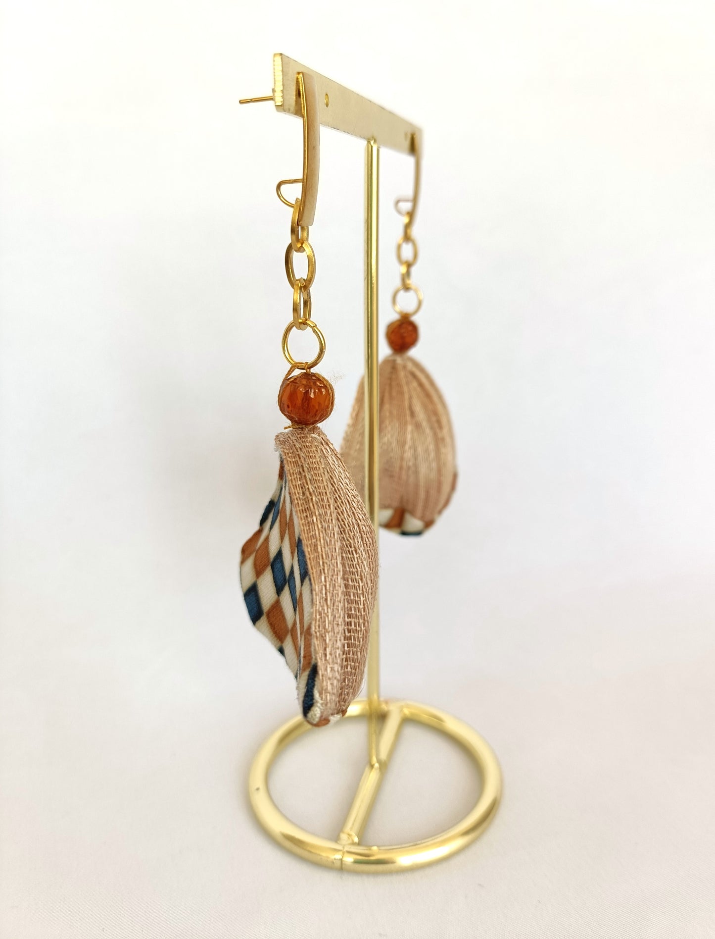 Pendientes largos elegantes para mujer – Joya llamativa azul y beige, regalo artesanal único para ella, accesorio rústico chic.