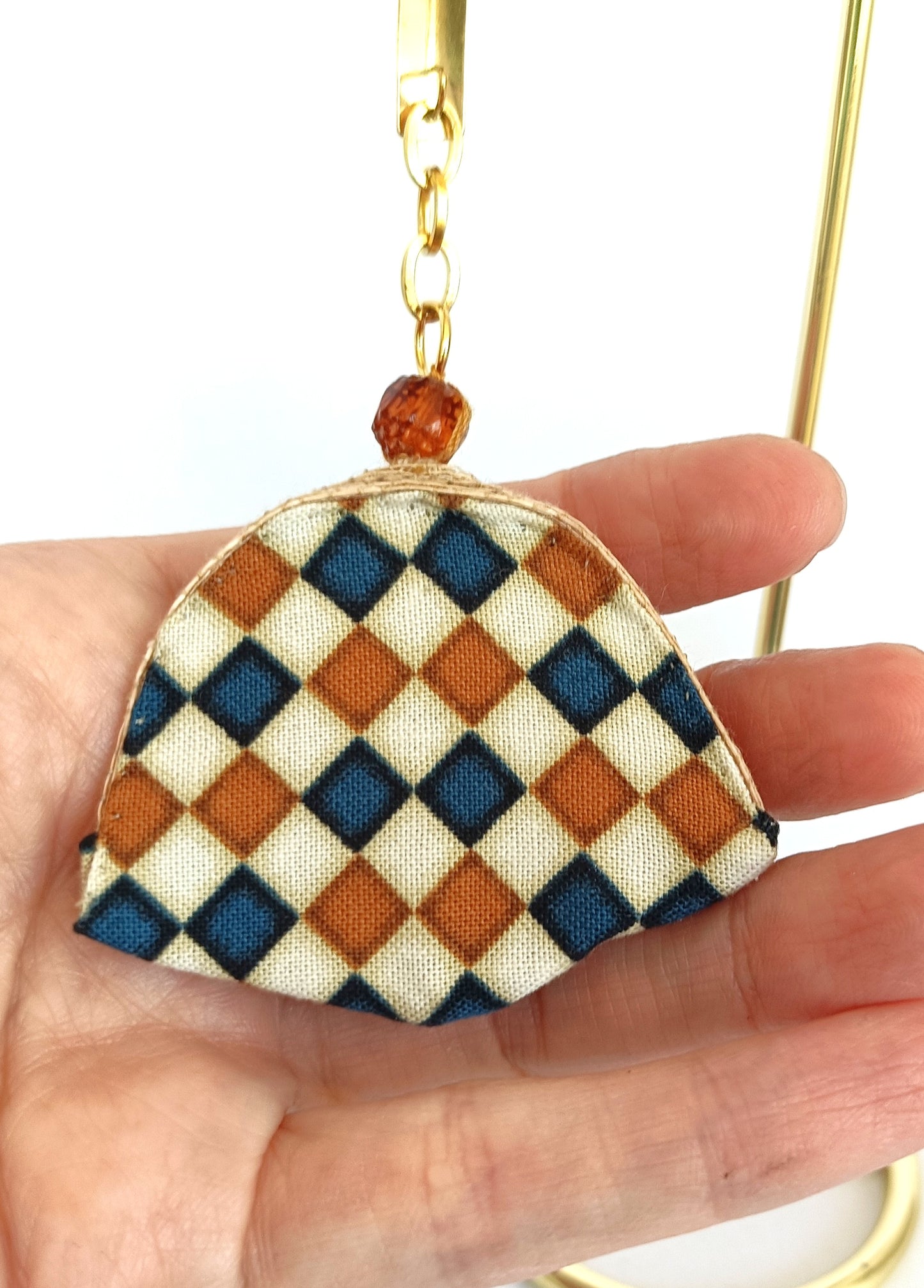 Pendientes largos elegantes para mujer – Joya llamativa azul y beige, regalo artesanal único para ella, accesorio rústico chic.