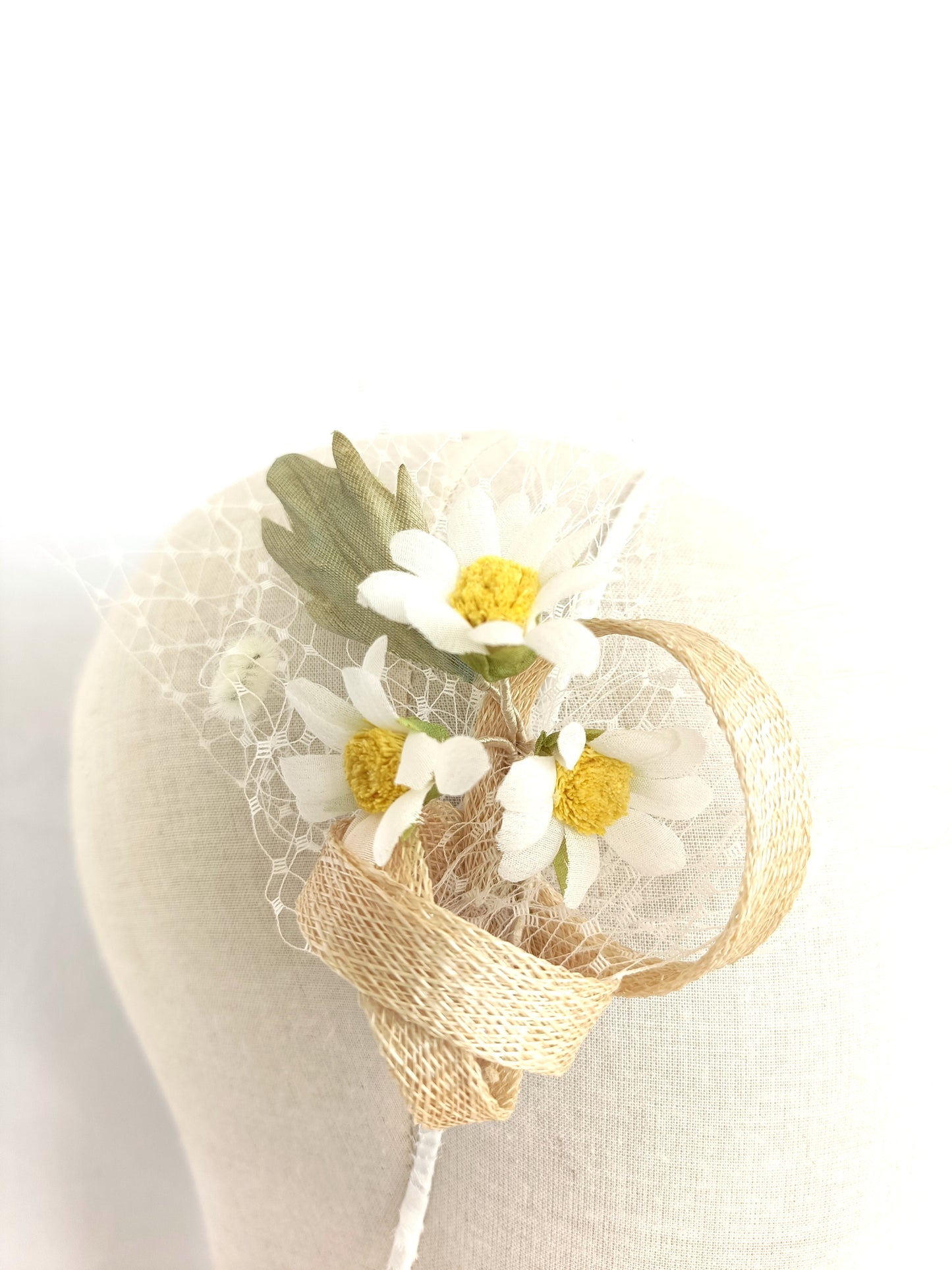 Tocado de margaritas de seda con velo y rulo de sinamay – elegante y rústico, cómodo y femenino – para novias e invitadas en bodas y eventos
