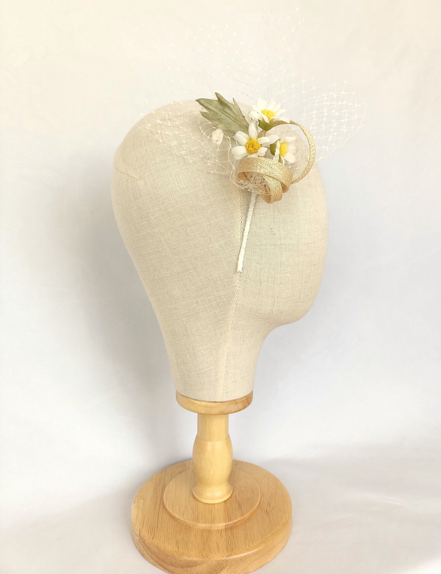 Tocado de margaritas de seda con velo y rulo de sinamay – elegante y rústico, cómodo y femenino – para novias e invitadas en bodas y eventos