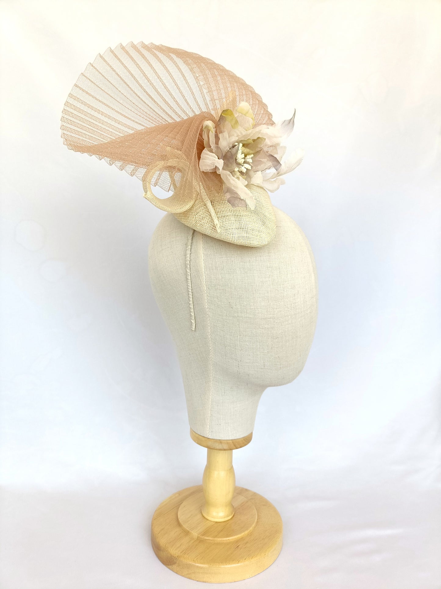 Tocado elegante beige de sinamay con flor de seda para bodas.