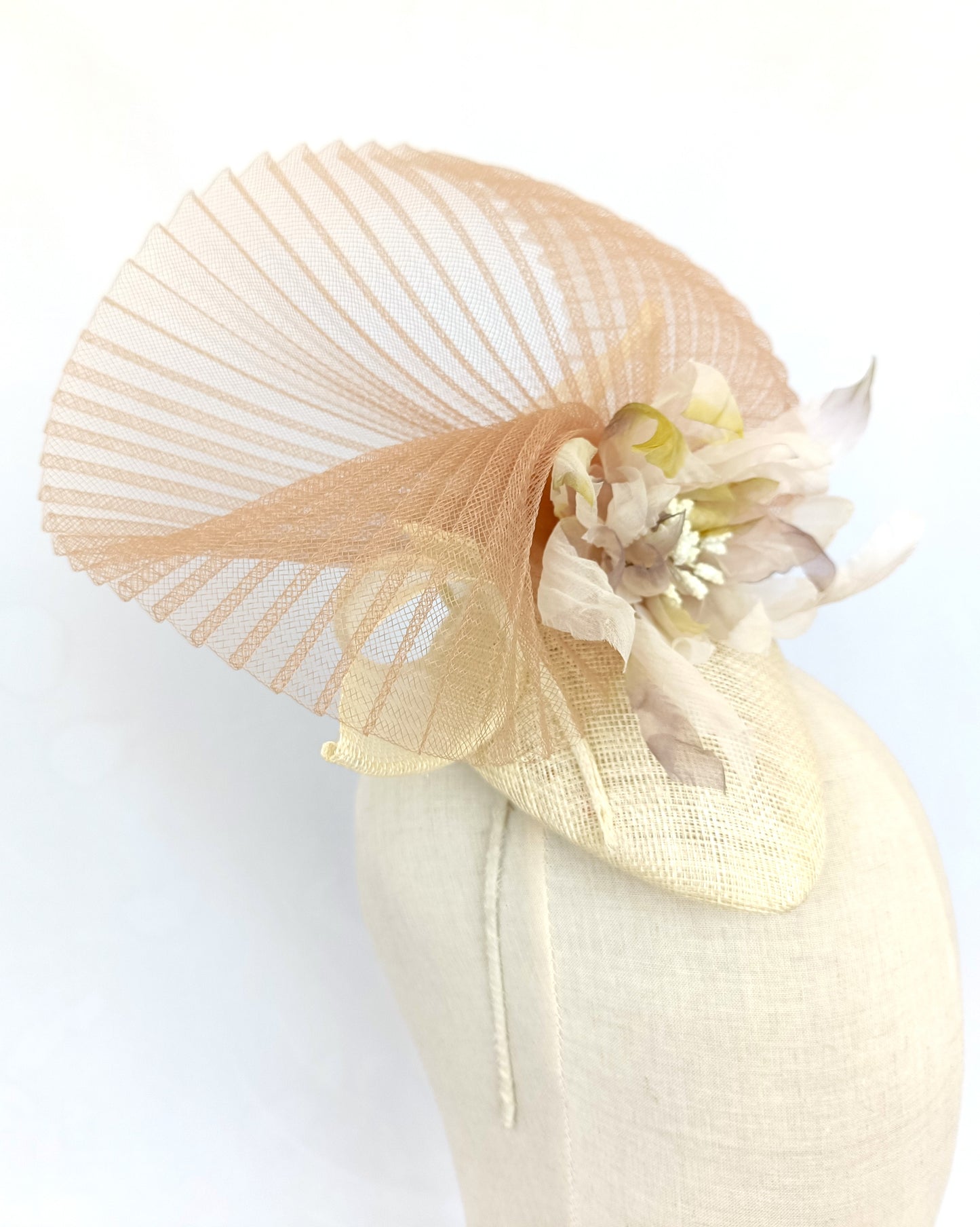 Tocado elegante beige de sinamay con flor de seda para bodas.
