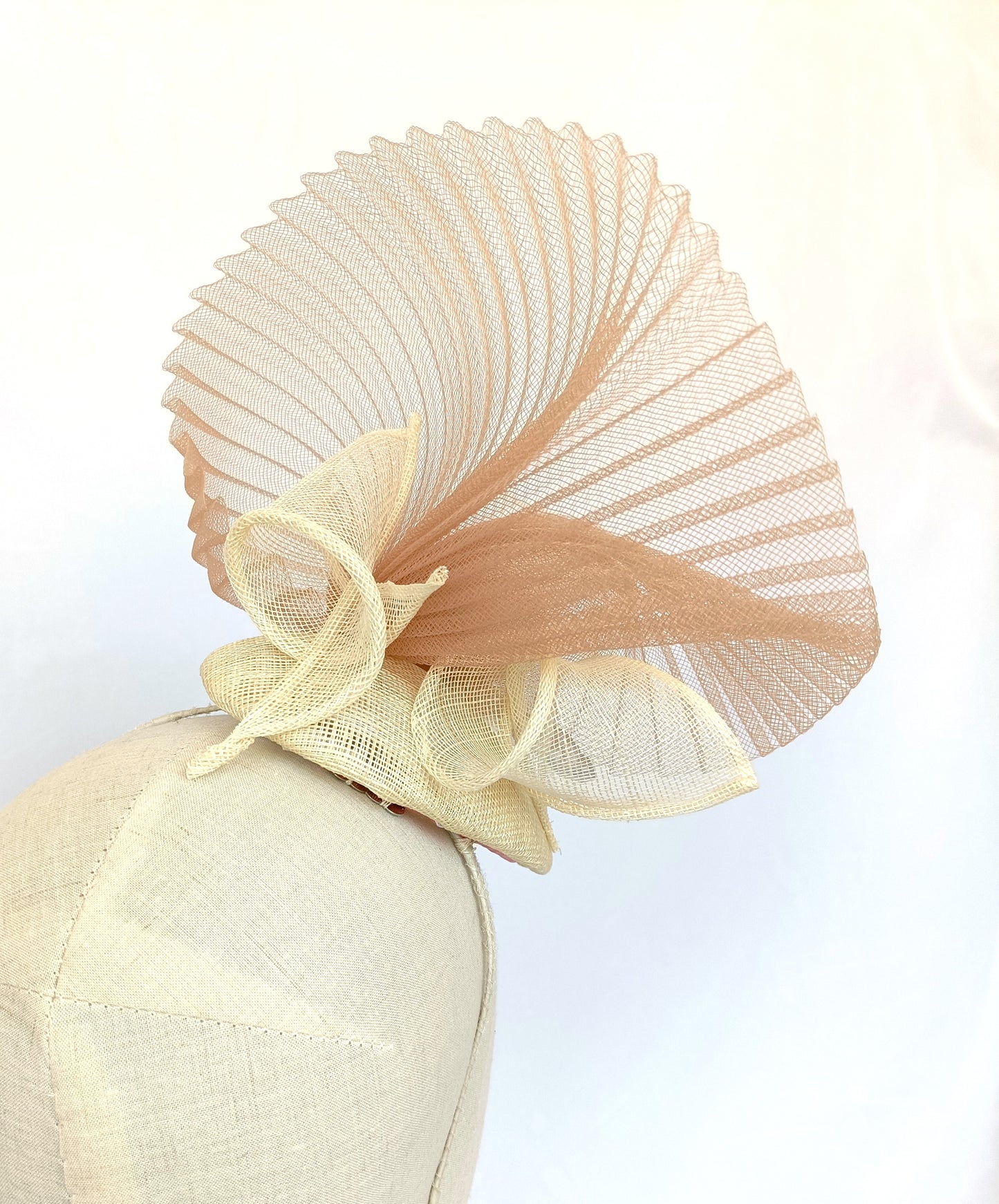 Tocado elegante beige de sinamay con flor de seda para bodas.