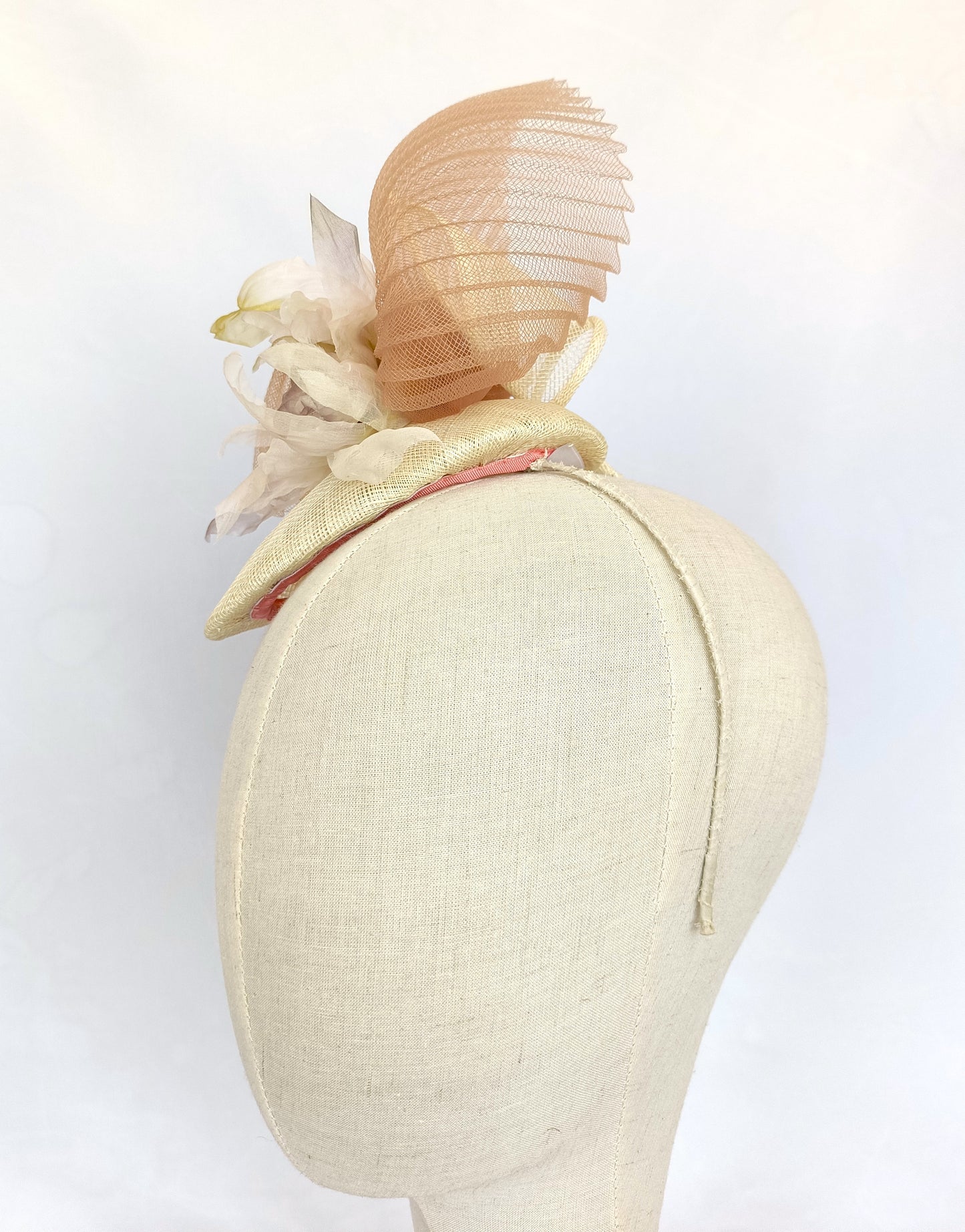 Tocado elegante beige de sinamay con flor de seda para bodas.