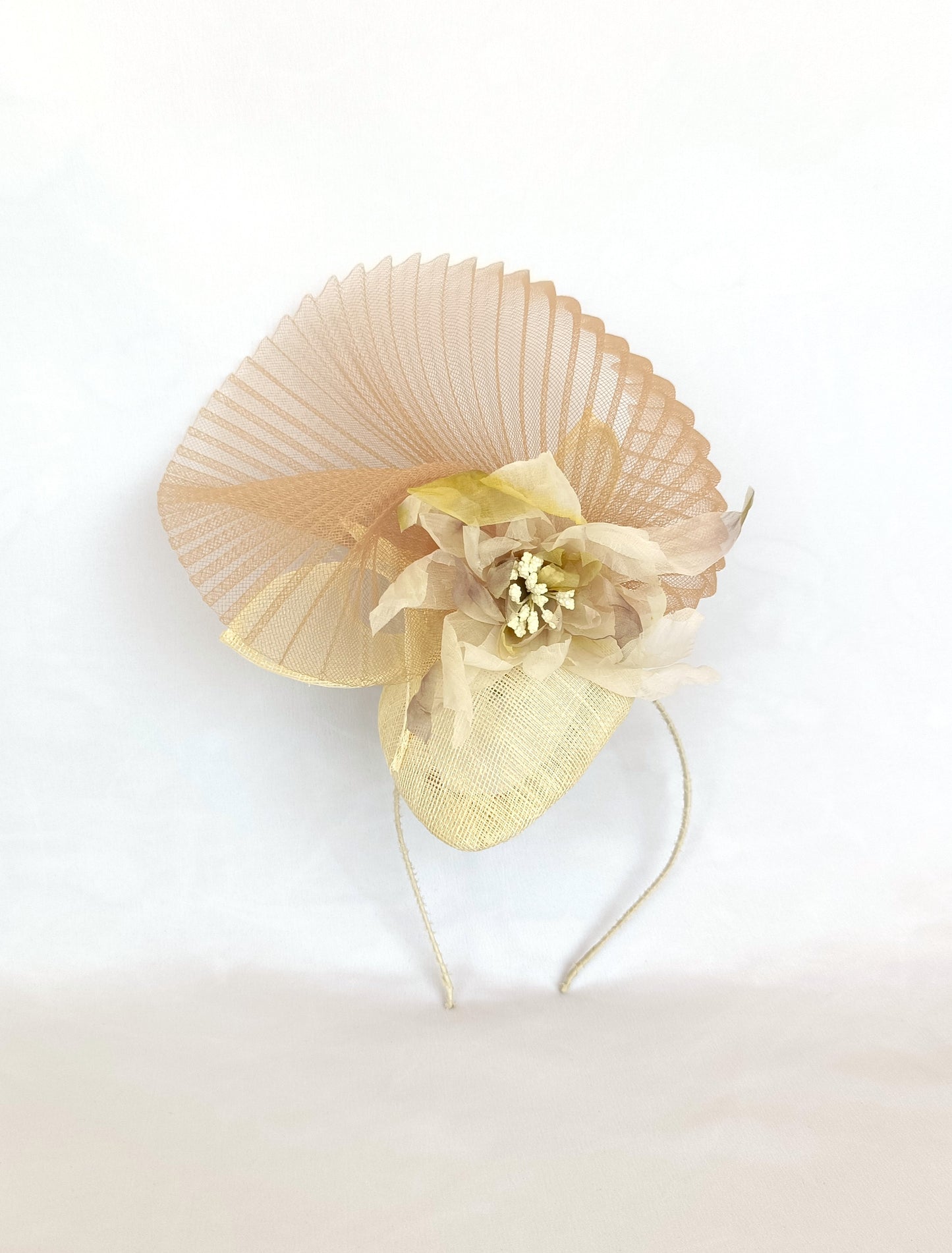 Tocado elegante beige de sinamay con flor de seda para bodas.