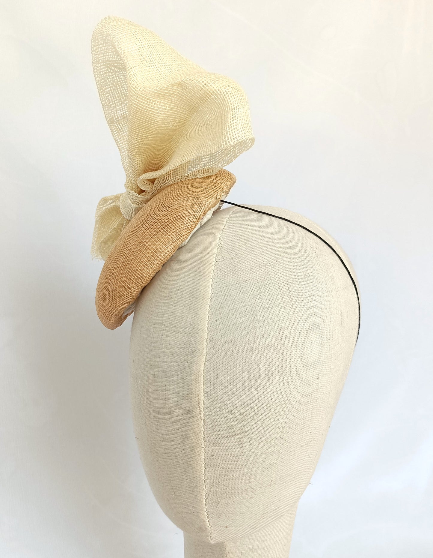 Tocado tipo botón en sinamay natural con lazo marfil – Elegante, rústico y coqueto para invitada de boda o evento de verano