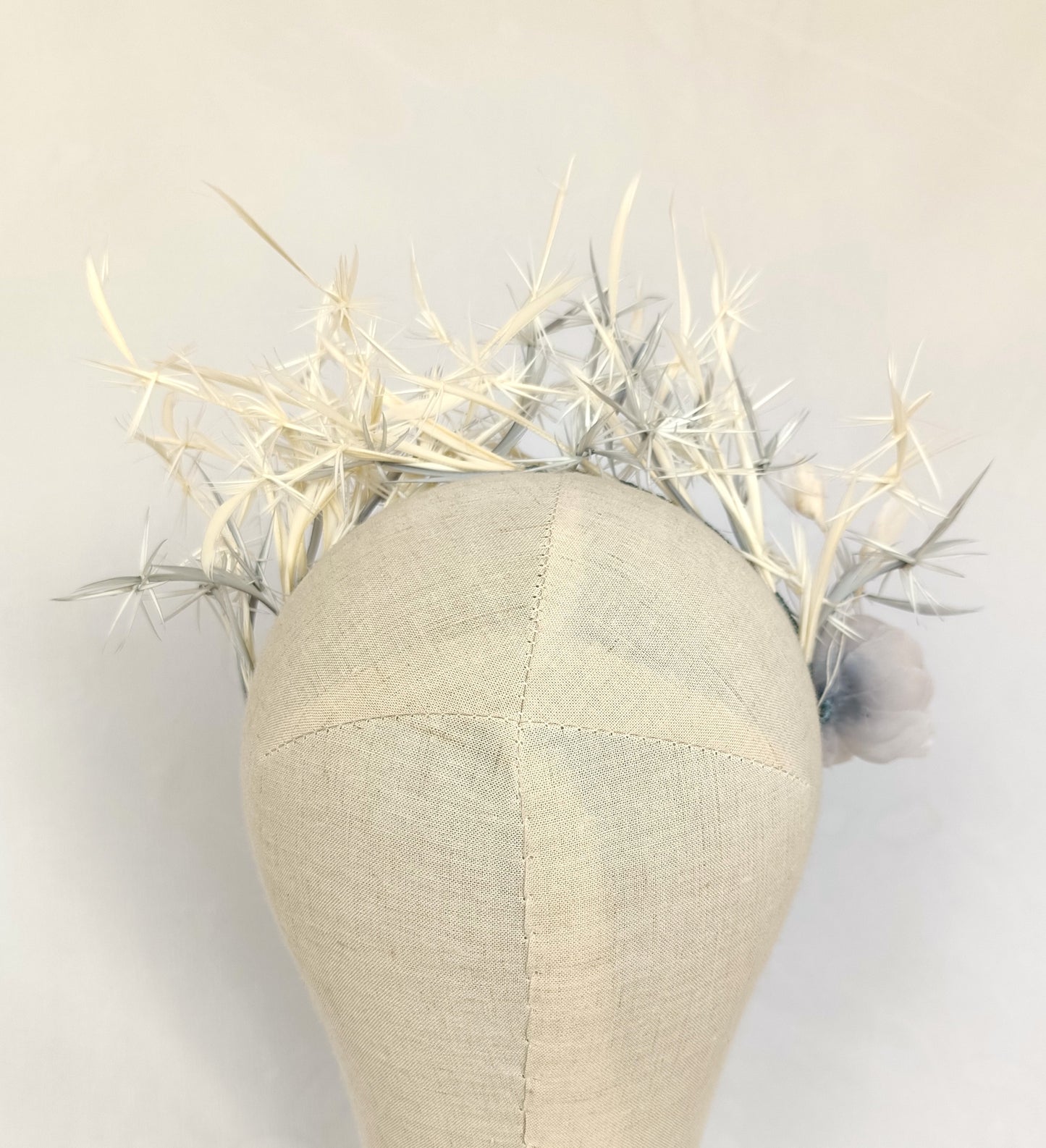 Diadema tocado de plumas gris marfil – Invitada elegante y ligera.