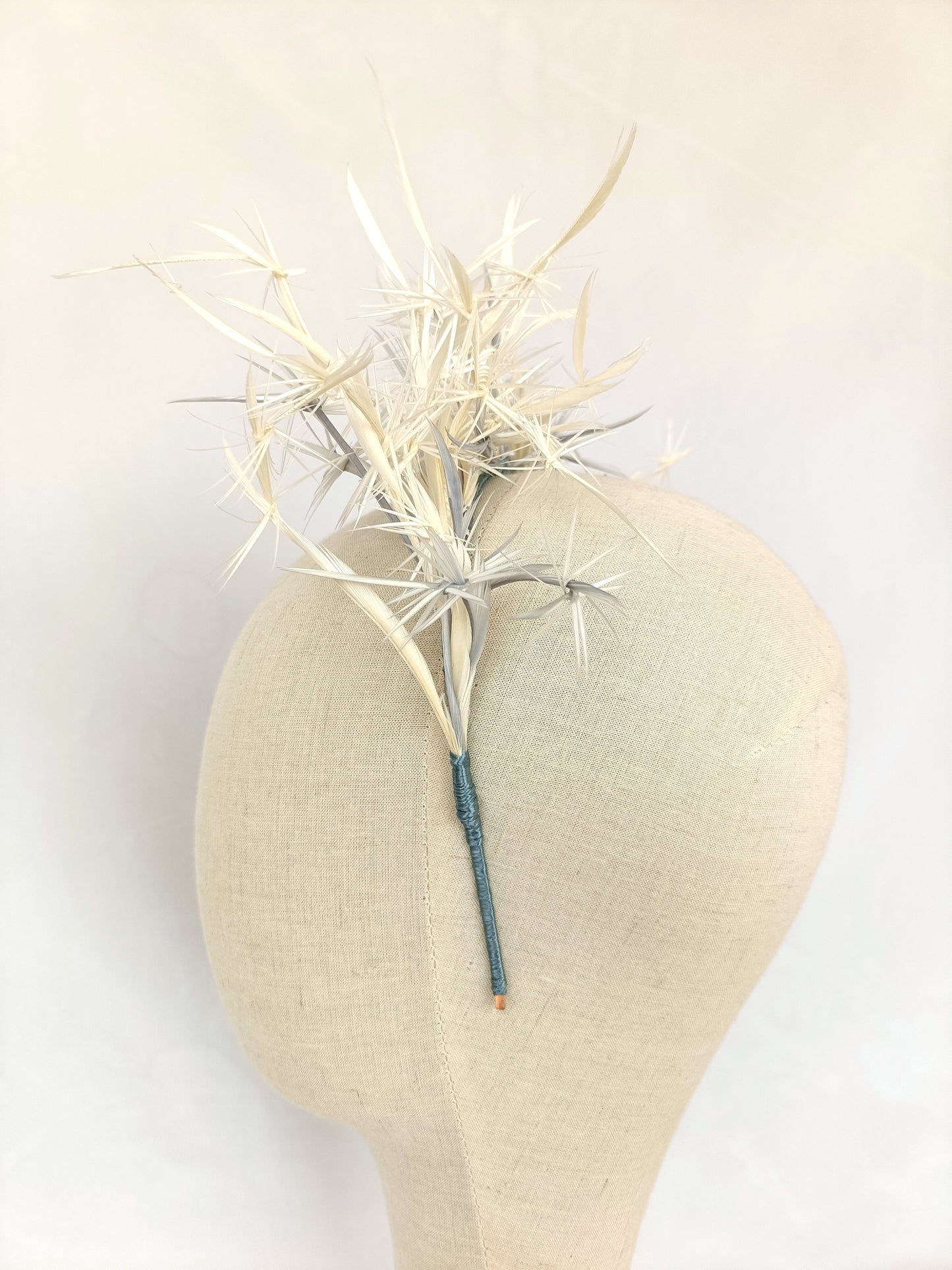 Diadema tocado de plumas gris marfil – Invitada elegante y ligera.