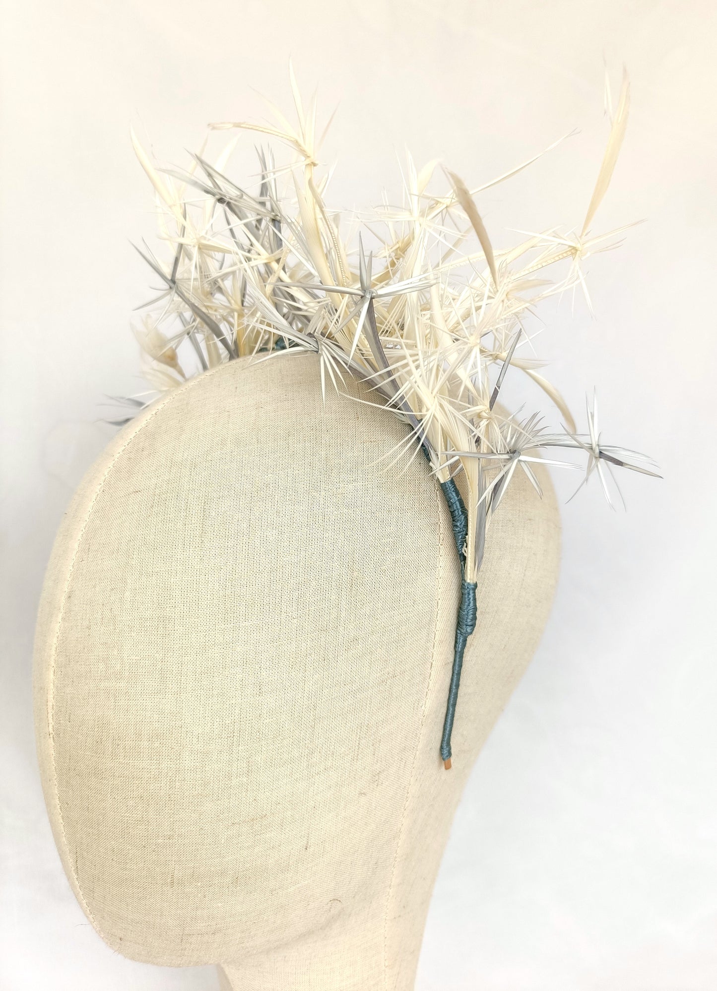 Diadema tocado de plumas gris marfil – Invitada elegante y ligera.