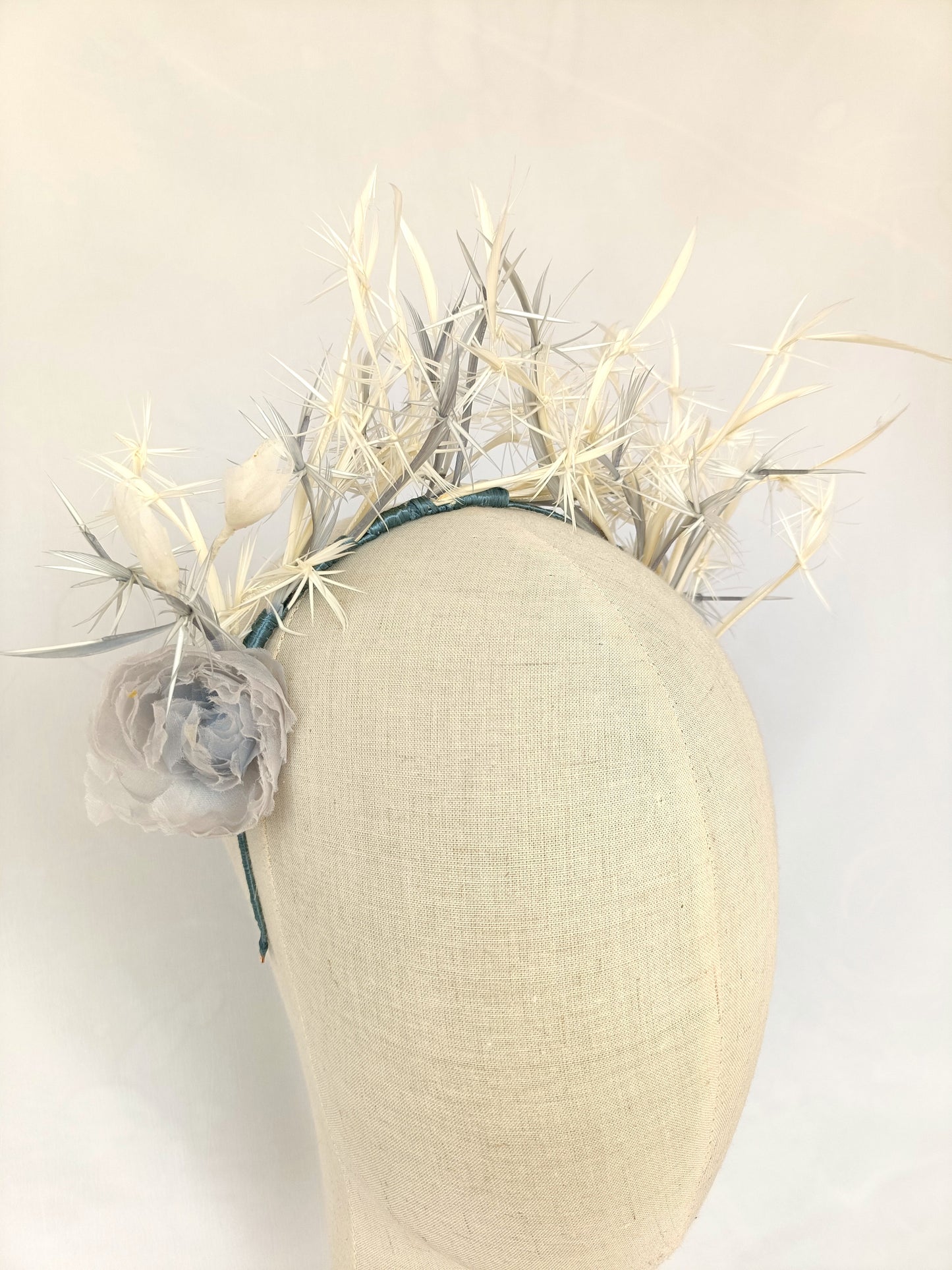 Diadema tocado de plumas gris marfil – Invitada elegante y ligera.