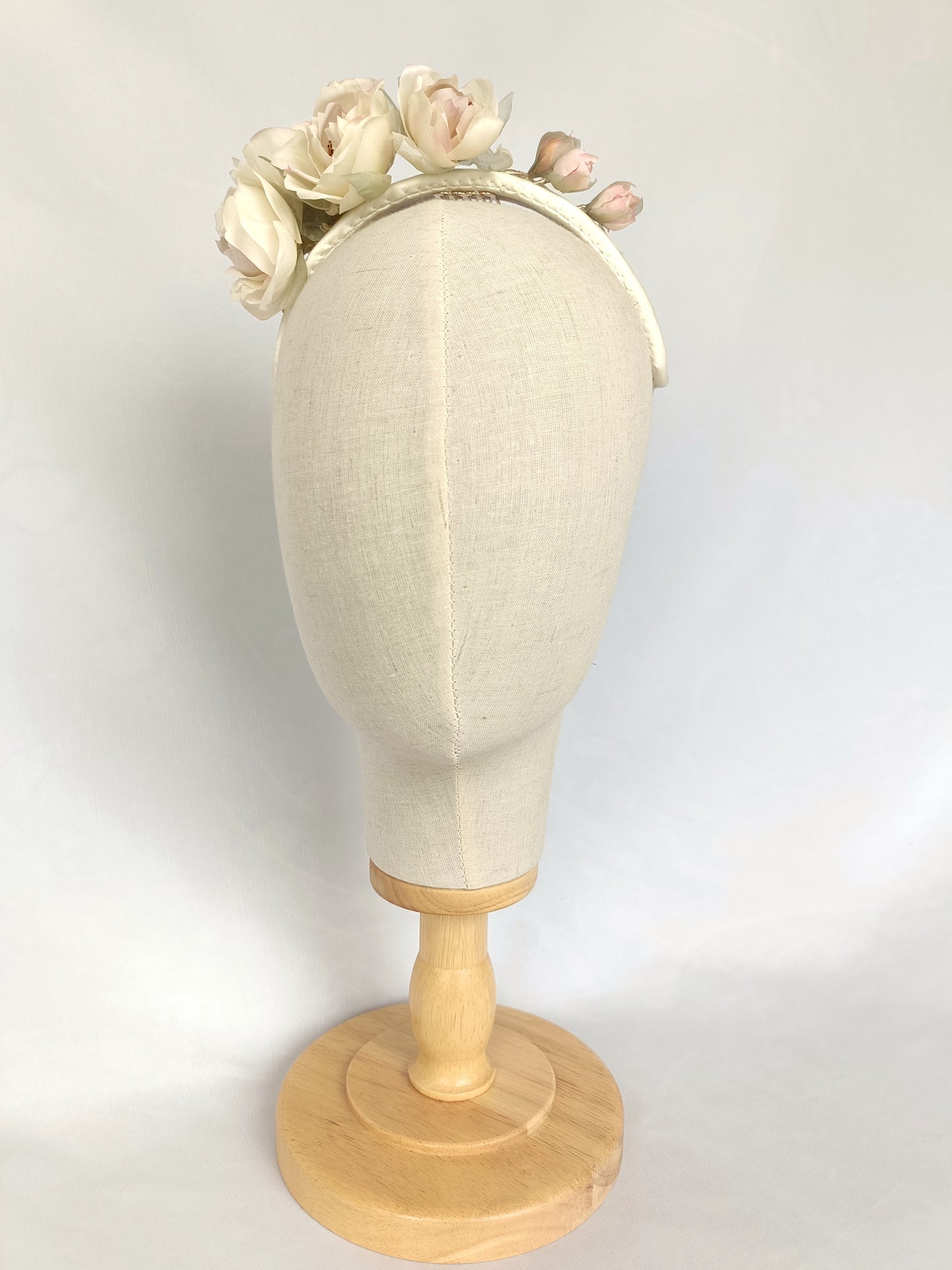Tocado de novia en seda marfil y rosa – Diadema floral romántica hecha a mano.