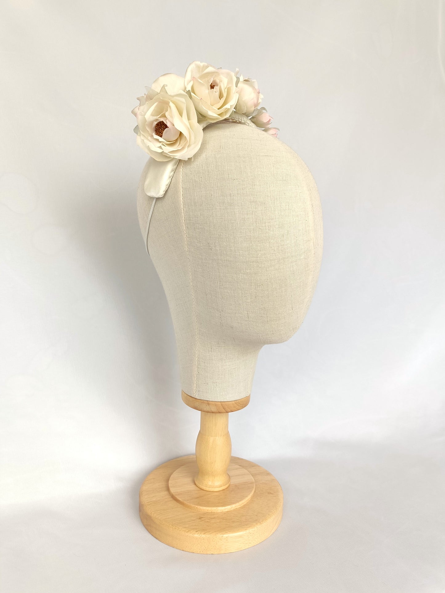 Tocado de novia en seda marfil y rosa – Diadema floral romántica hecha a mano.