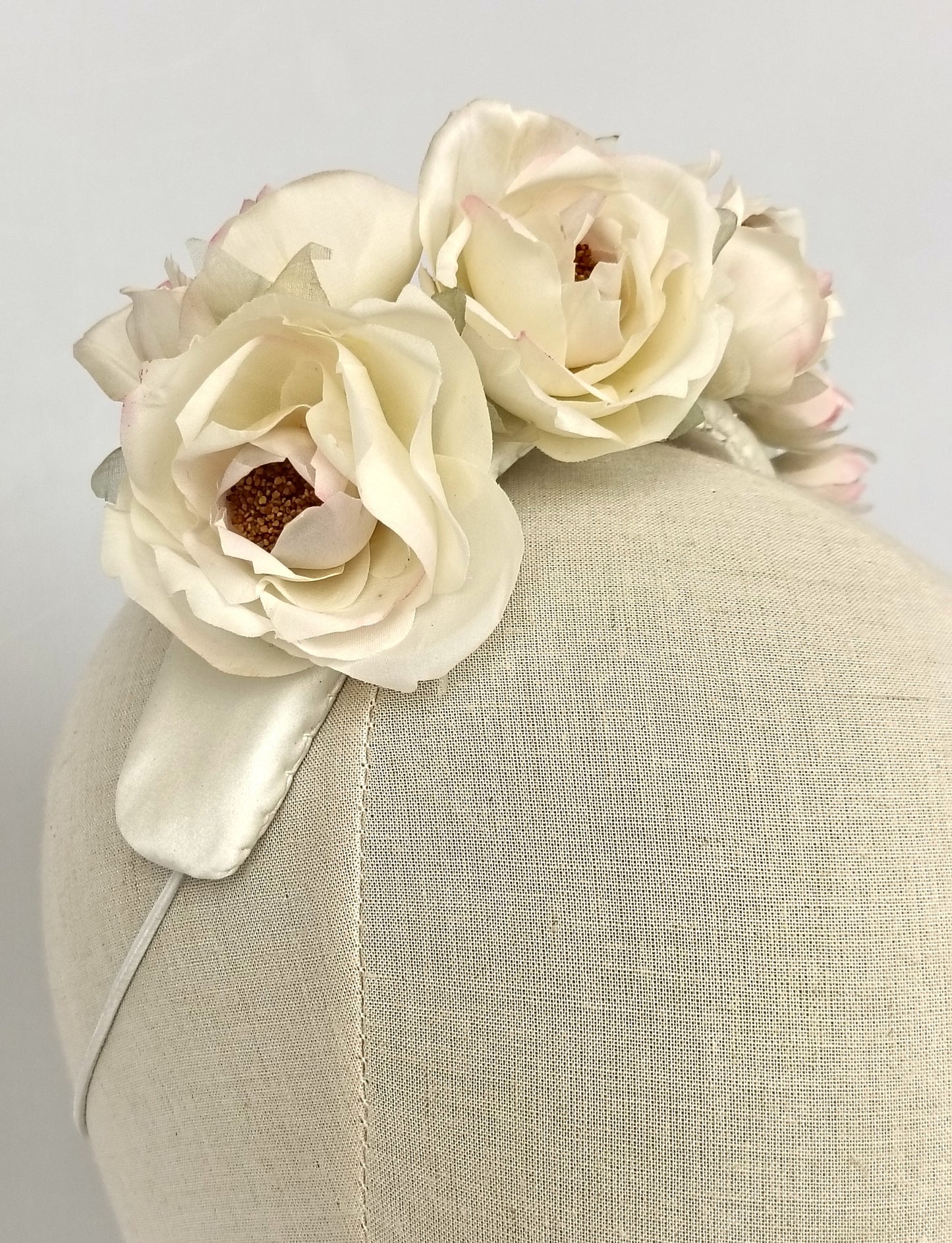 Tocado de novia en seda marfil y rosa – Diadema floral romántica hecha a mano.