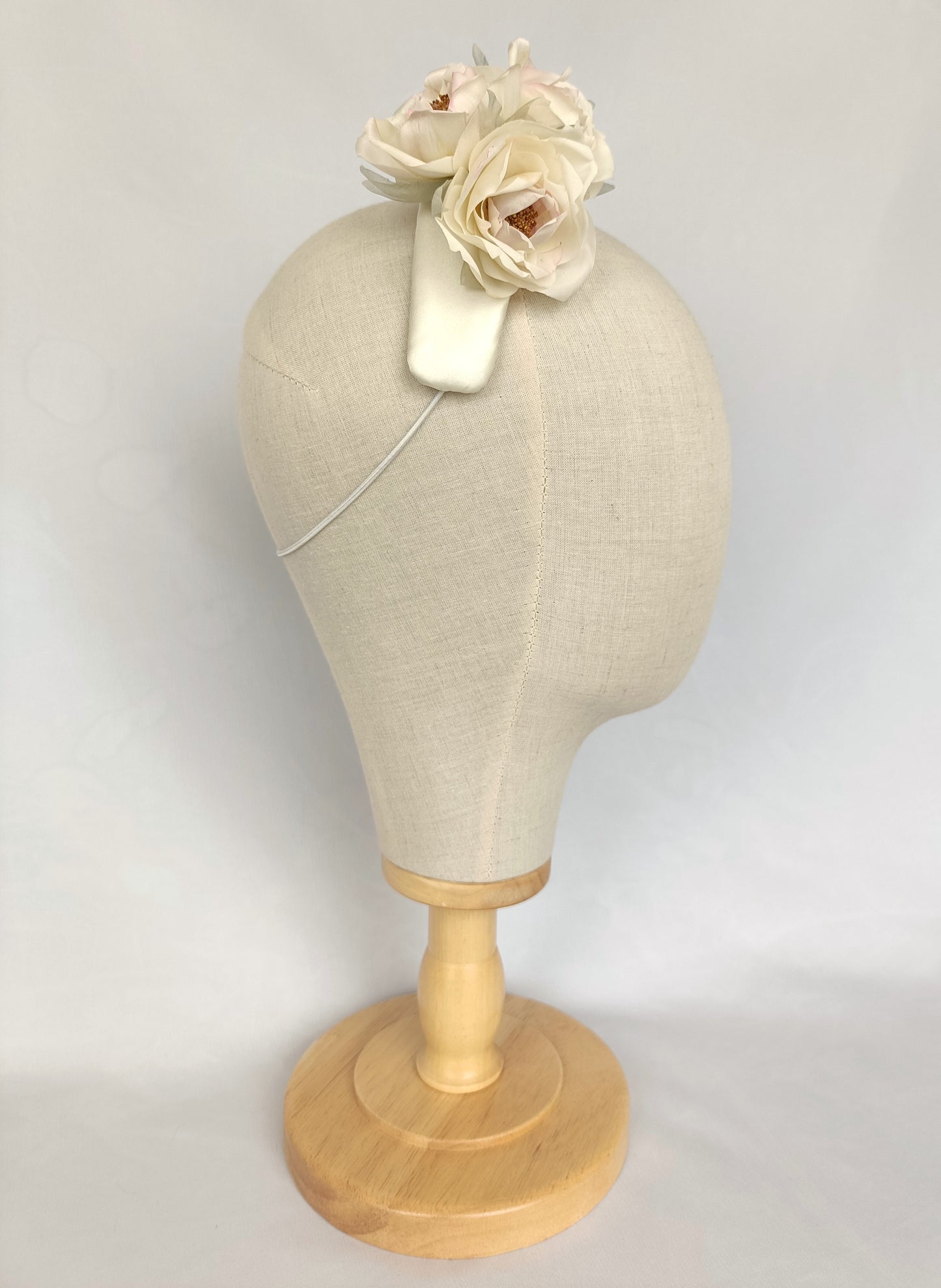 Tocado de novia en seda marfil y rosa – Diadema floral romántica hecha a mano.