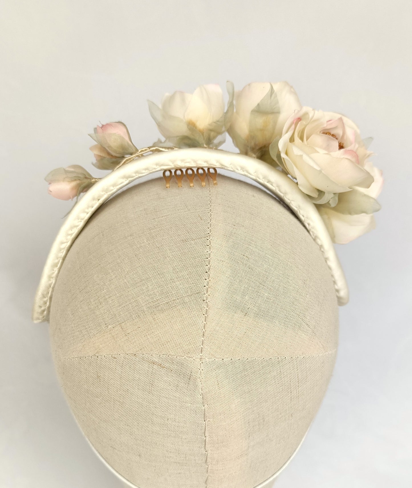 Tocado de novia en seda marfil y rosa – Diadema floral romántica hecha a mano.