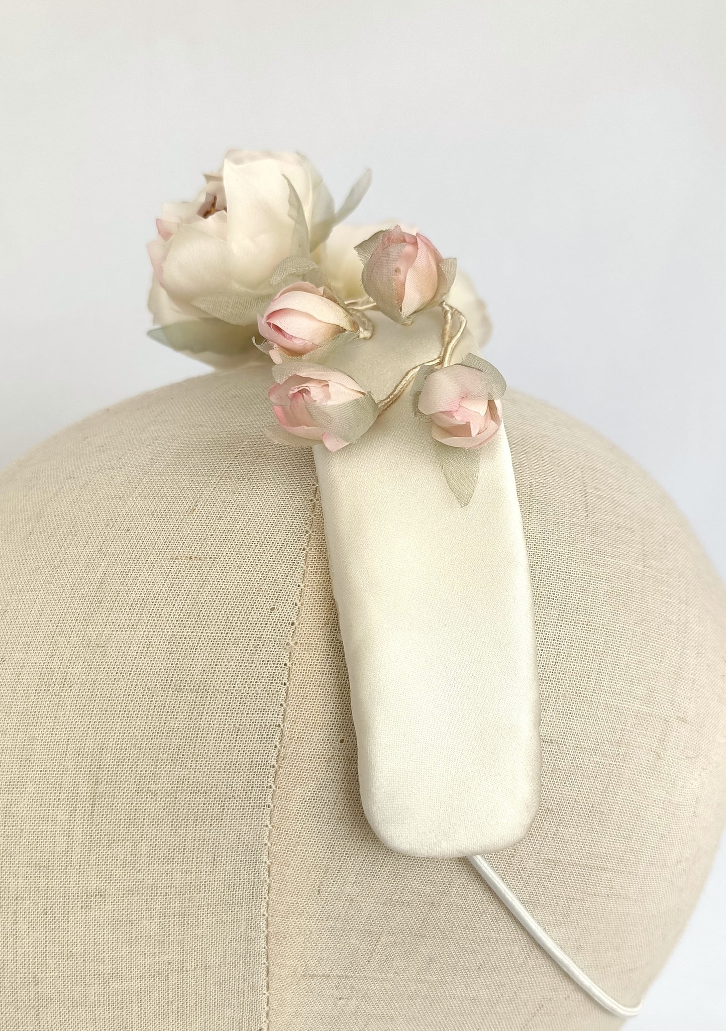 Tocado de novia en seda marfil y rosa – Diadema floral romántica hecha a mano.