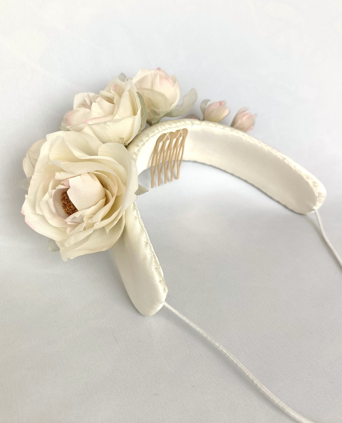 Tocado de novia en seda marfil y rosa – Diadema floral romántica hecha a mano.