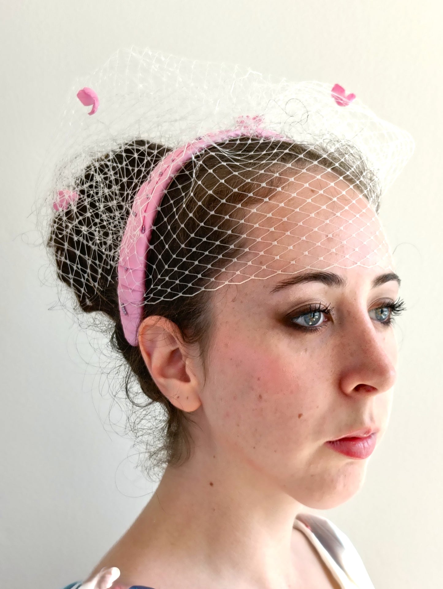 Elegante tocado de seda rosa para invitada, fascinator rosa con velo para boda, tocado rosa con velo blanco y flores para fiesta.