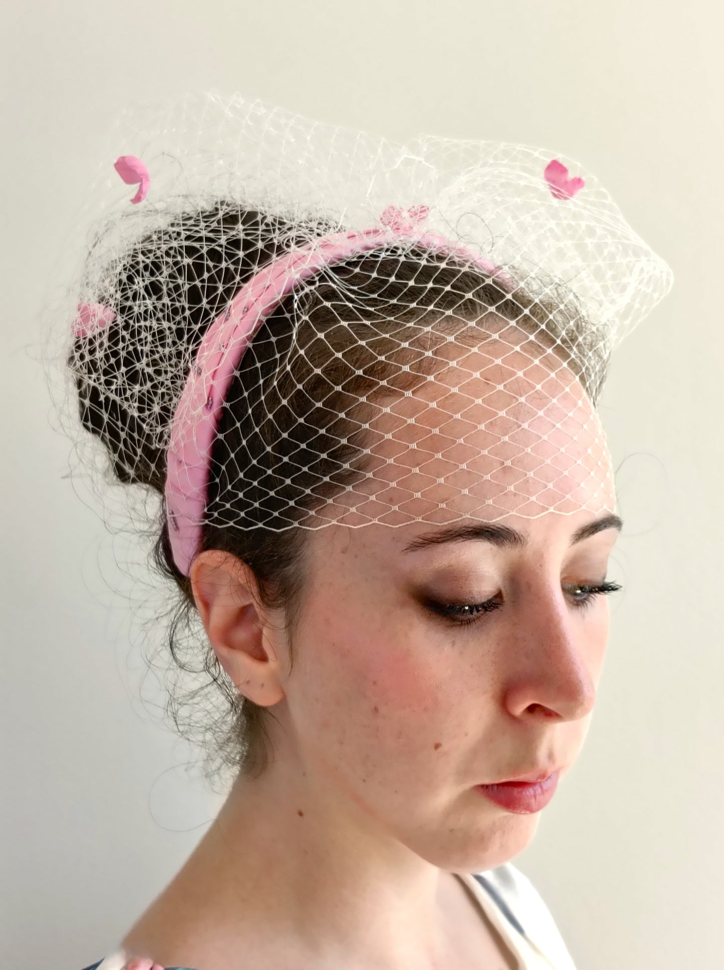 Elegante tocado de seda rosa para invitada, fascinator rosa con velo para boda, tocado rosa con velo blanco y flores para fiesta.