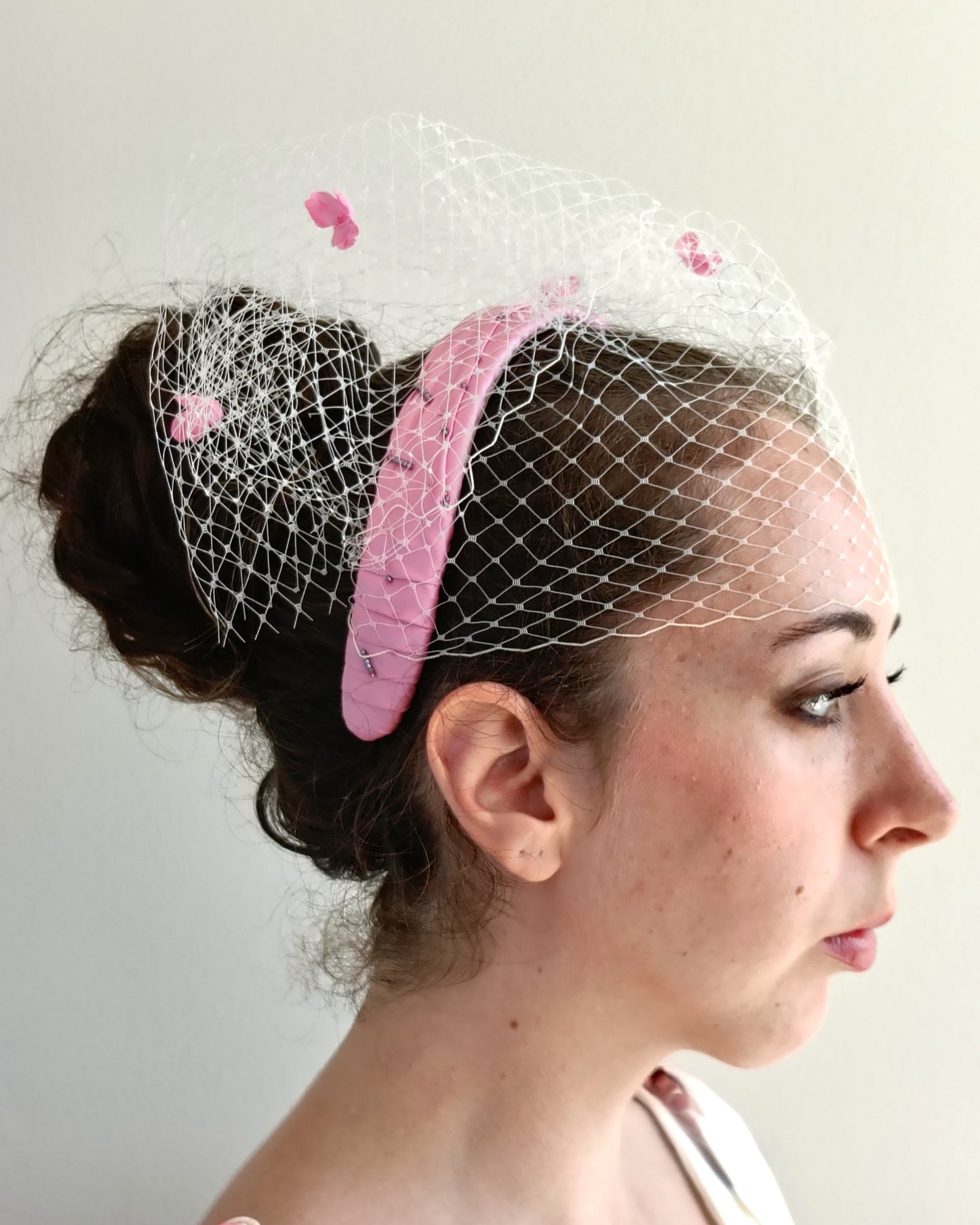 Elegante tocado de seda rosa para invitada, fascinator rosa con velo para boda, tocado rosa con velo blanco y flores para fiesta.