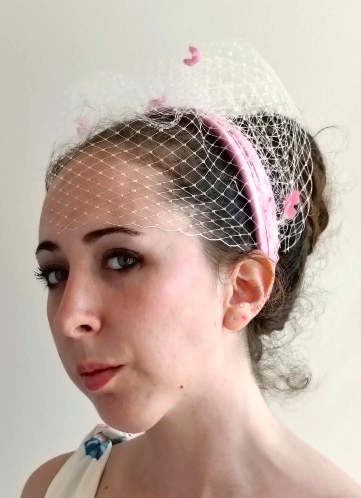 Elegante tocado de seda rosa para invitada, fascinator rosa con velo para boda, tocado rosa con velo blanco y flores para fiesta.