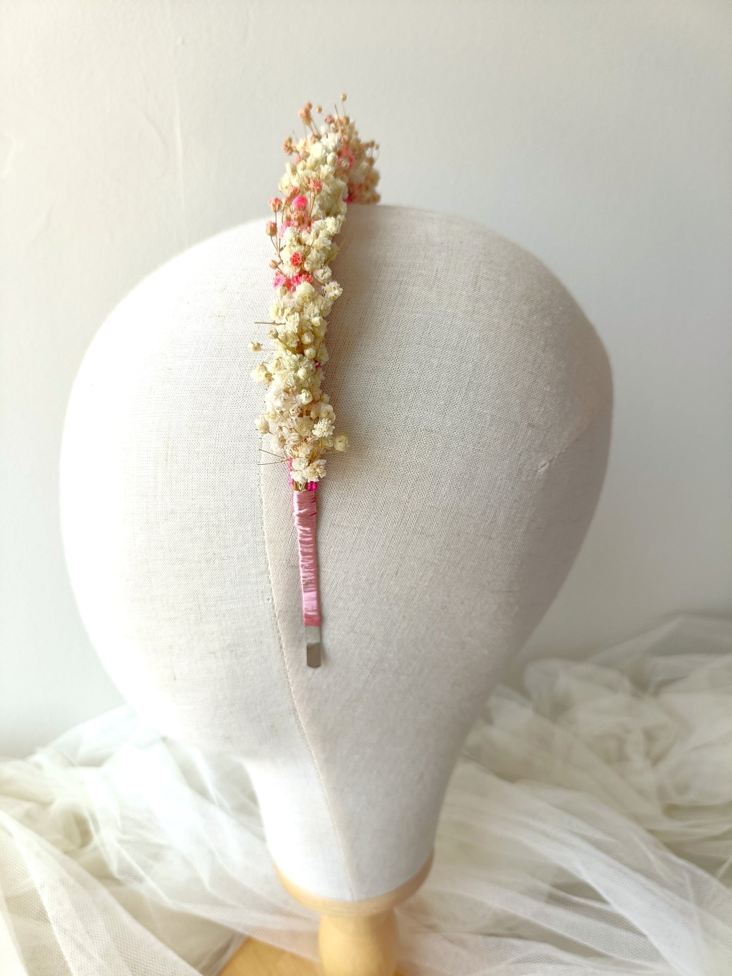 Diadema de flores preservadas en tonos rosa, blanco y beige