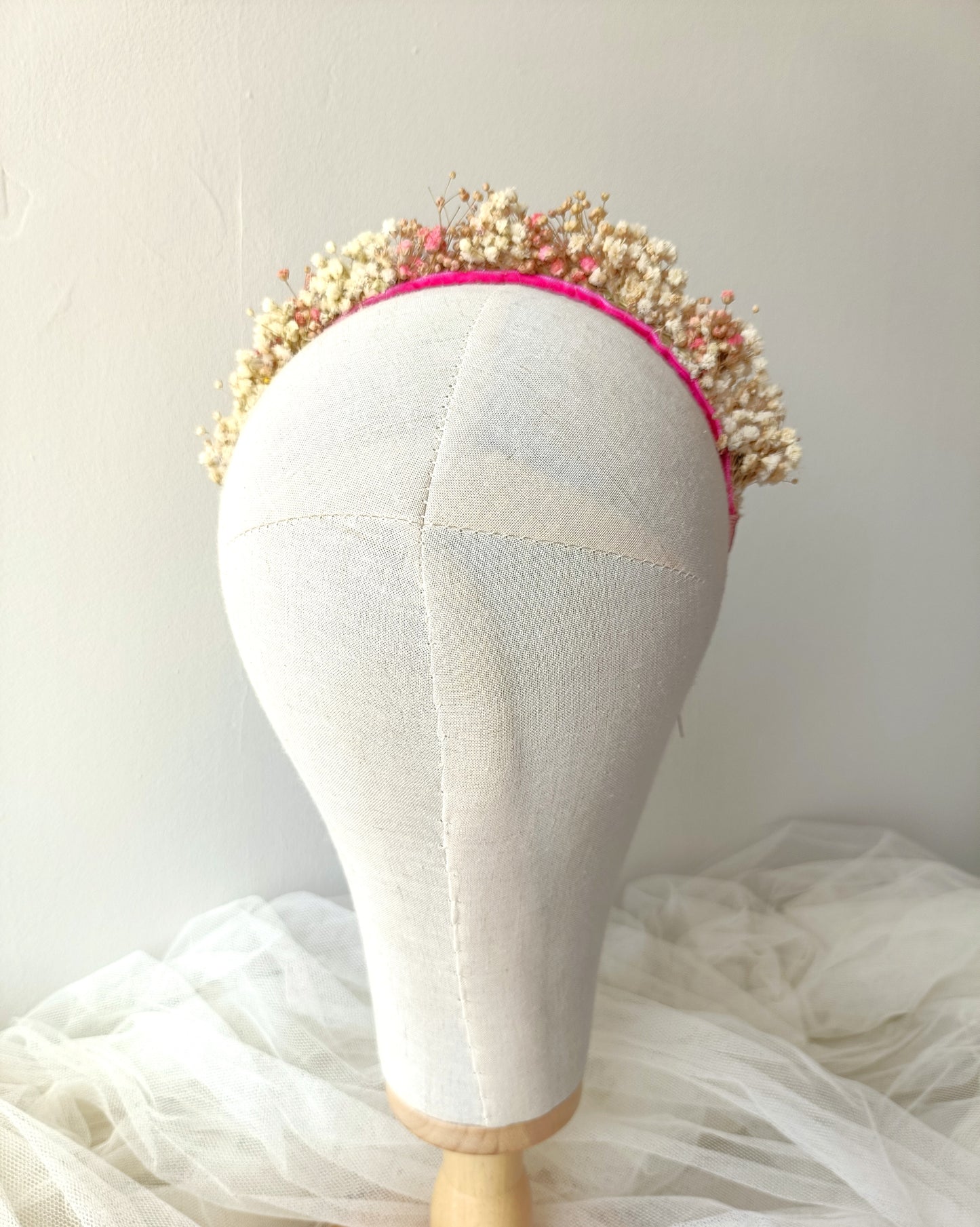 Diadema de flores preservadas en tonos rosa, blanco y beige